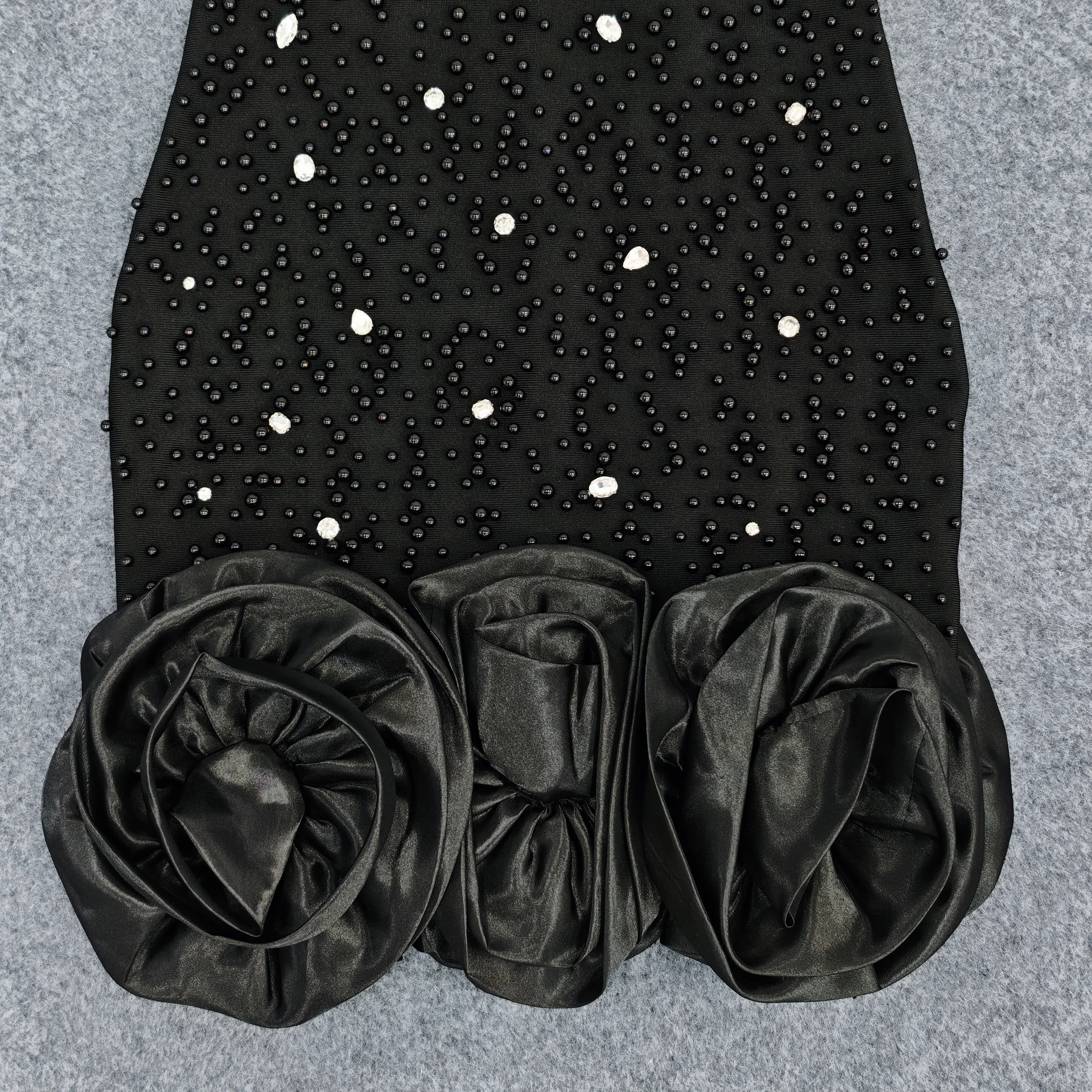 Vestido de noche sexy con escote en V profundo y perlas blancas con incrustaciones de diamantes para fiesta de cumpleaños y chica