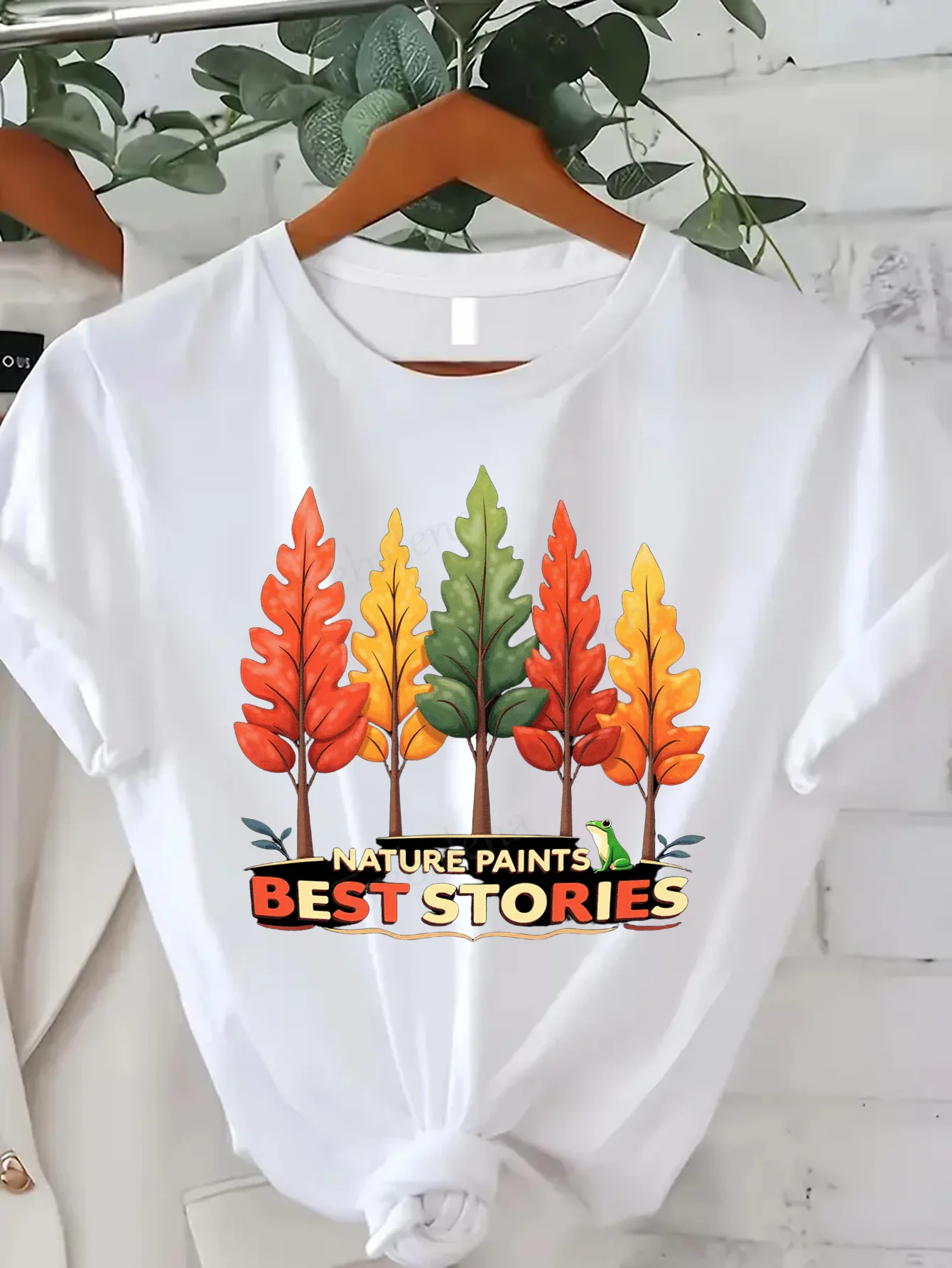 

Удобная женская футболка с принтом Nature Paints Best Stories Футболка с осенними деревьями для женщин