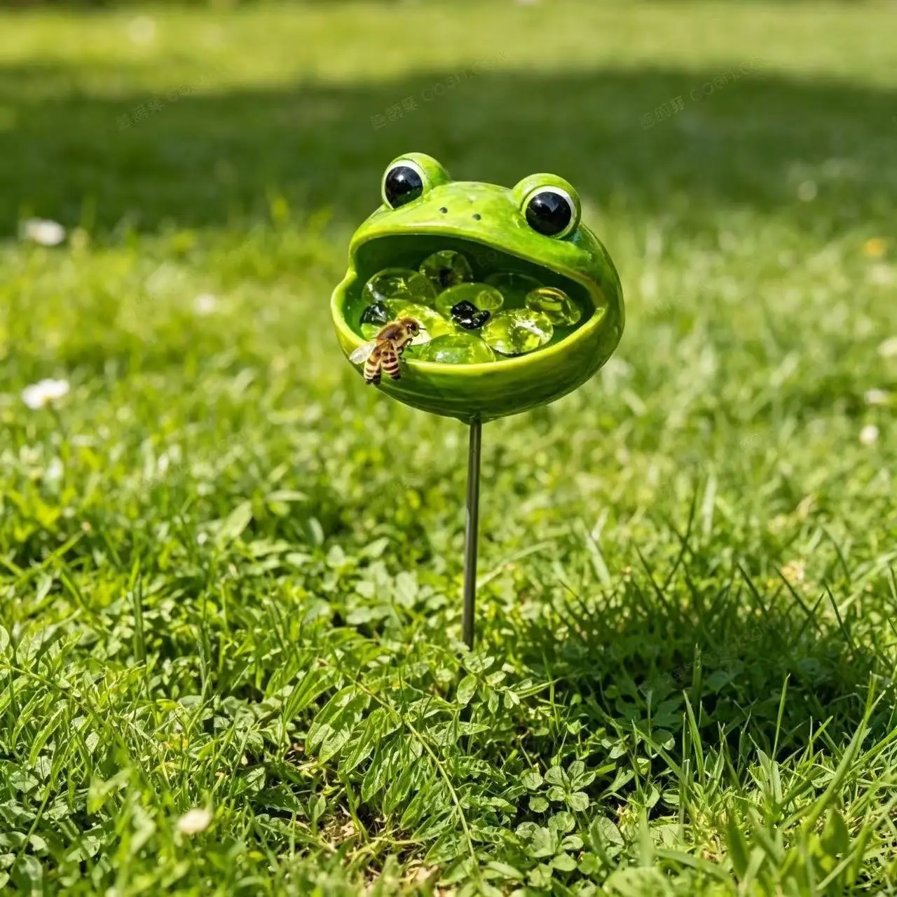 Cute Animal Bee Watering Station, Resin Frog Snail Ladybug Garden Stake, Unique Bee Waterer for Outdoor Decoration