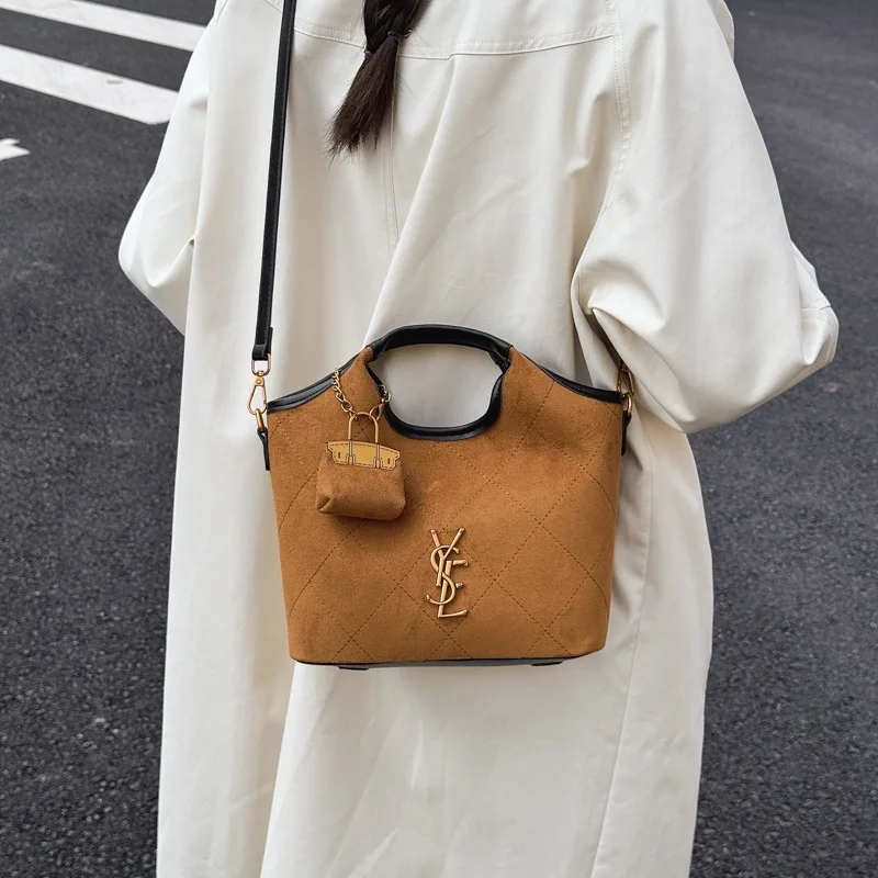 Bolso bandolera de cuero texturizado para mujer, elegante bolso hobo tipo cubo, bolso de hombro versátil para uso en oficina Otoño Invierno 2025