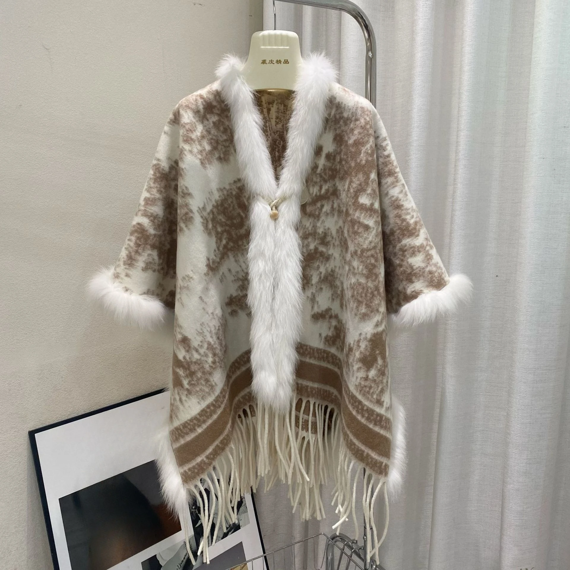 Women 2025 Elegant Shawl Tassel Cape Fox Fur Collar High-End Faux Fur Coats Female Nice Loose Comfort Color Matching Trendy Tops
