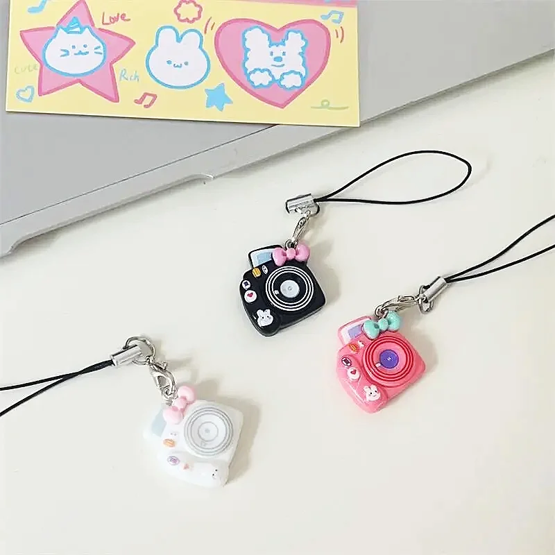 Portachiavi con cordino per fotocamera per cartoni animati per donna Decorazione della custodia del telefono Mini carino portachiavi in resina per ragazza amico regalo bambola accessori fai da te