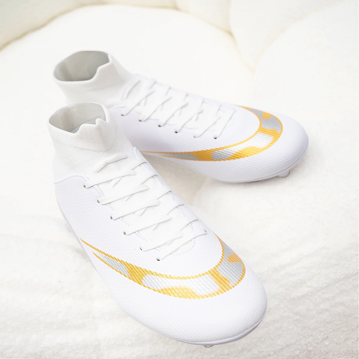 

High-quality high-top football shoes, TF and FG, offer comprehensive comfort, exceptional grip, and precise shooting.Sole spikes