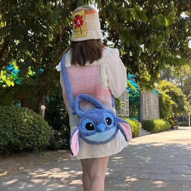 กระเป๋าสะพายไหล่ลายดิสนีย์สติทช์ การ์ตูนลิโลแอนด์สติทช์ กระเป๋าเป้ตุ๊กตาขนนุ่ม ของเล่นตุ๊กตาขนนุ่ม กระเป๋าสะพายข้างสำหรับเด็กผู้หญิง กระเป๋าถือตุ๊กตาขนนุ่ม ของขวัญคริสต์มาส