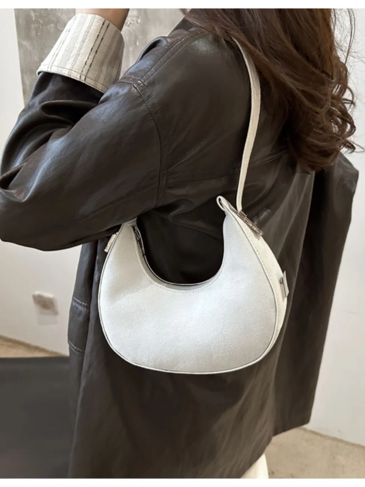 حقيبة يد نسائية تحت الإبط من Moon Tooth حقيبة يد نسائية للربيع والصيف عالية الجودة حقيبة كتف مفردة تصميم صغير حقيبة خبز القمر الفرنسية