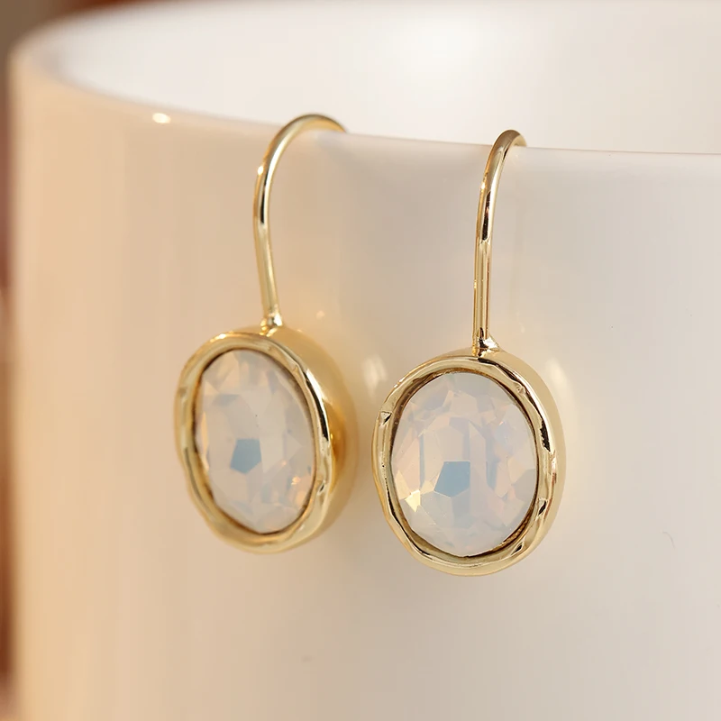 Klassische, mit weißen Steinen besetzte, baumelnde Damenohrringe, trendige goldene Farbe, geometrisch, für den täglichen Gebrauch, Partyschmuck, Jubiläumsgeschenk – Detail 2