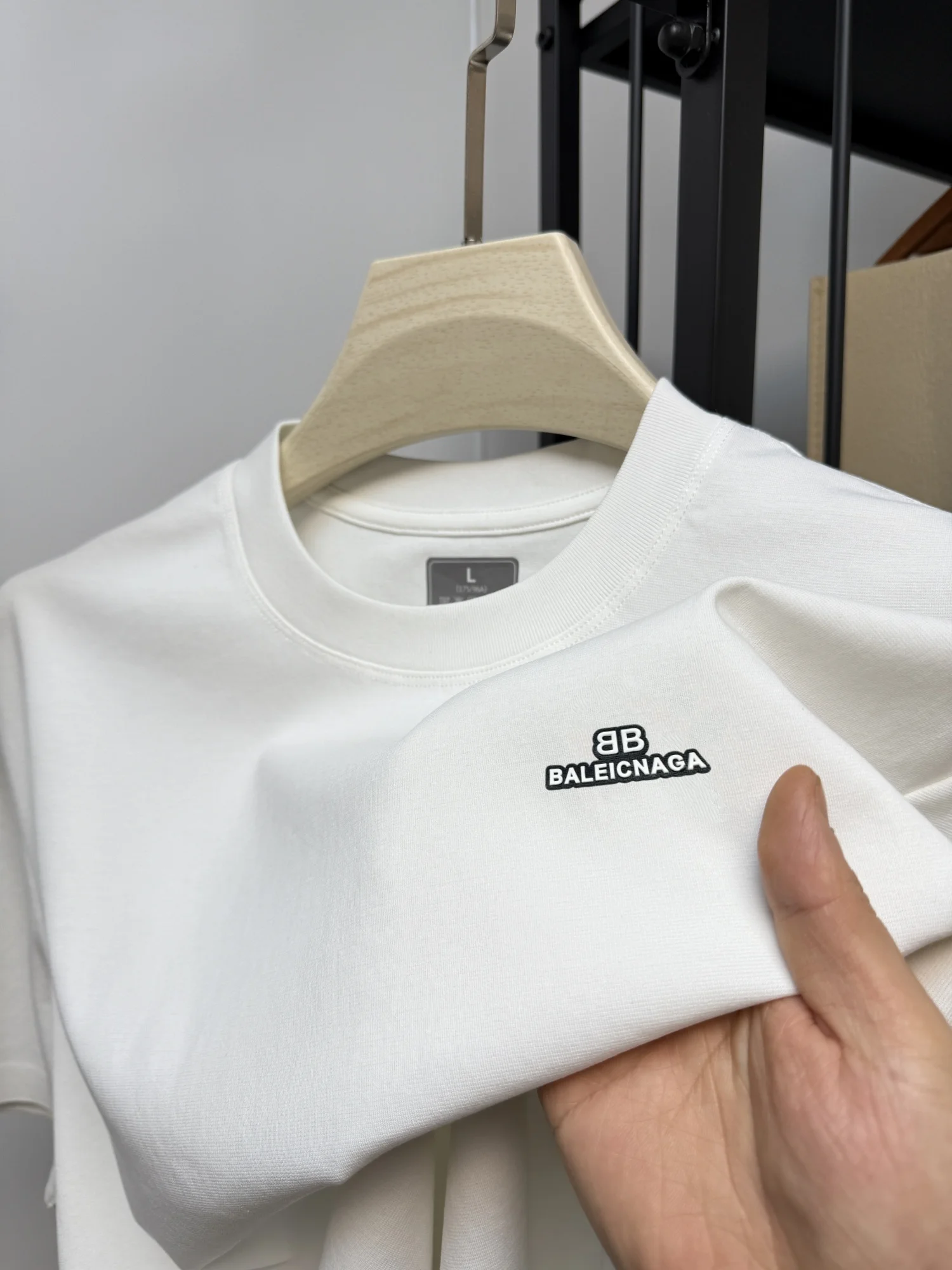 

New Summer Men's Silk Cotton T-shirt High end Customized Fashion Badge Design Short Sleeve Breathable Ice Silk Elastic T-shirt