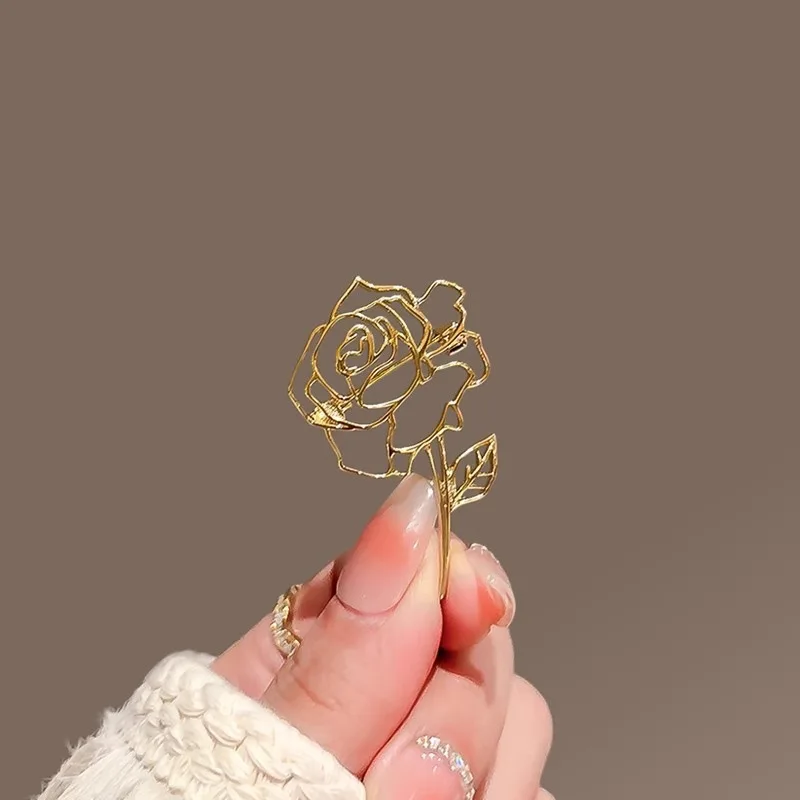 Hollow Out Rose Brooch for Women Metal Badge High End Fashion Exquisite Corsage Lapel Pins Clothing Accessories