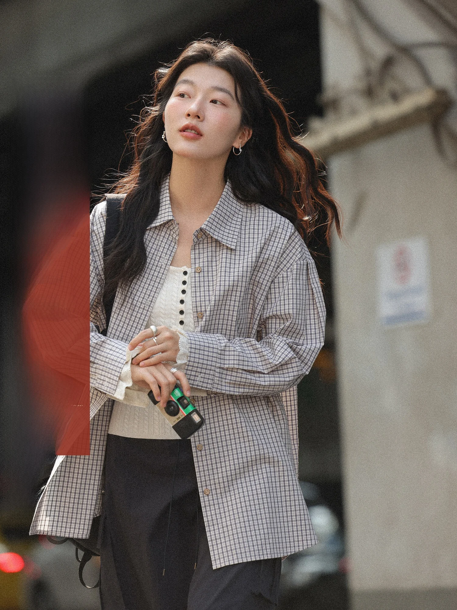 

Ретро-рубашка в клетку с длинным рукавом, женская, весна 2026, новая дизайнерская модель, красивая блузка-топ, повседневная, свободного кроя, с открытыми плечами