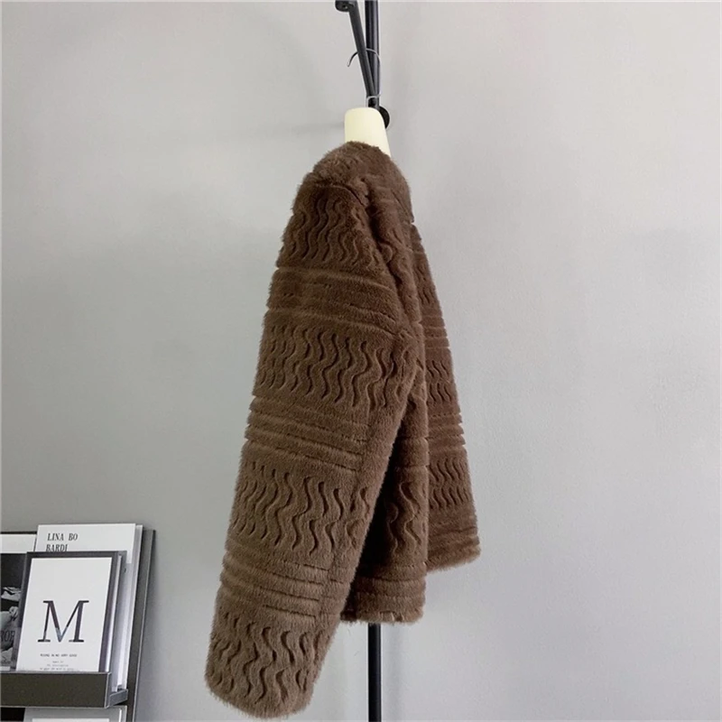 Abrigo corto de piel Artificial con cuello redondo para mujer, chaqueta cálida de terciopelo de visón de imitación, diseño en relieve, otoño e invierno, nuevo, PT461