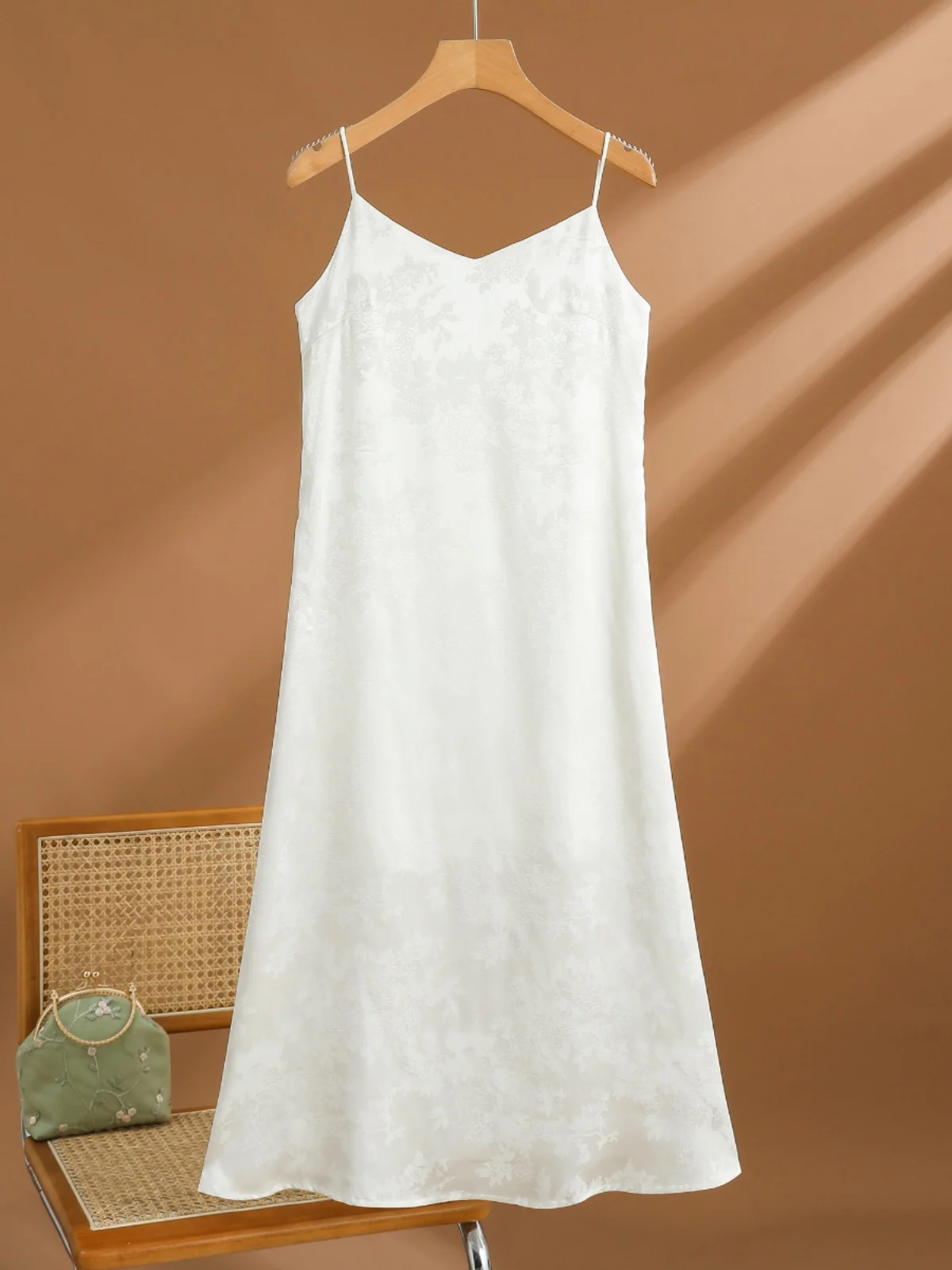 Robe longue trapèze en Satin et acétate chinois brodé, avec fermeture éclair latérale, avec sangle, nouvelle collection été 2024