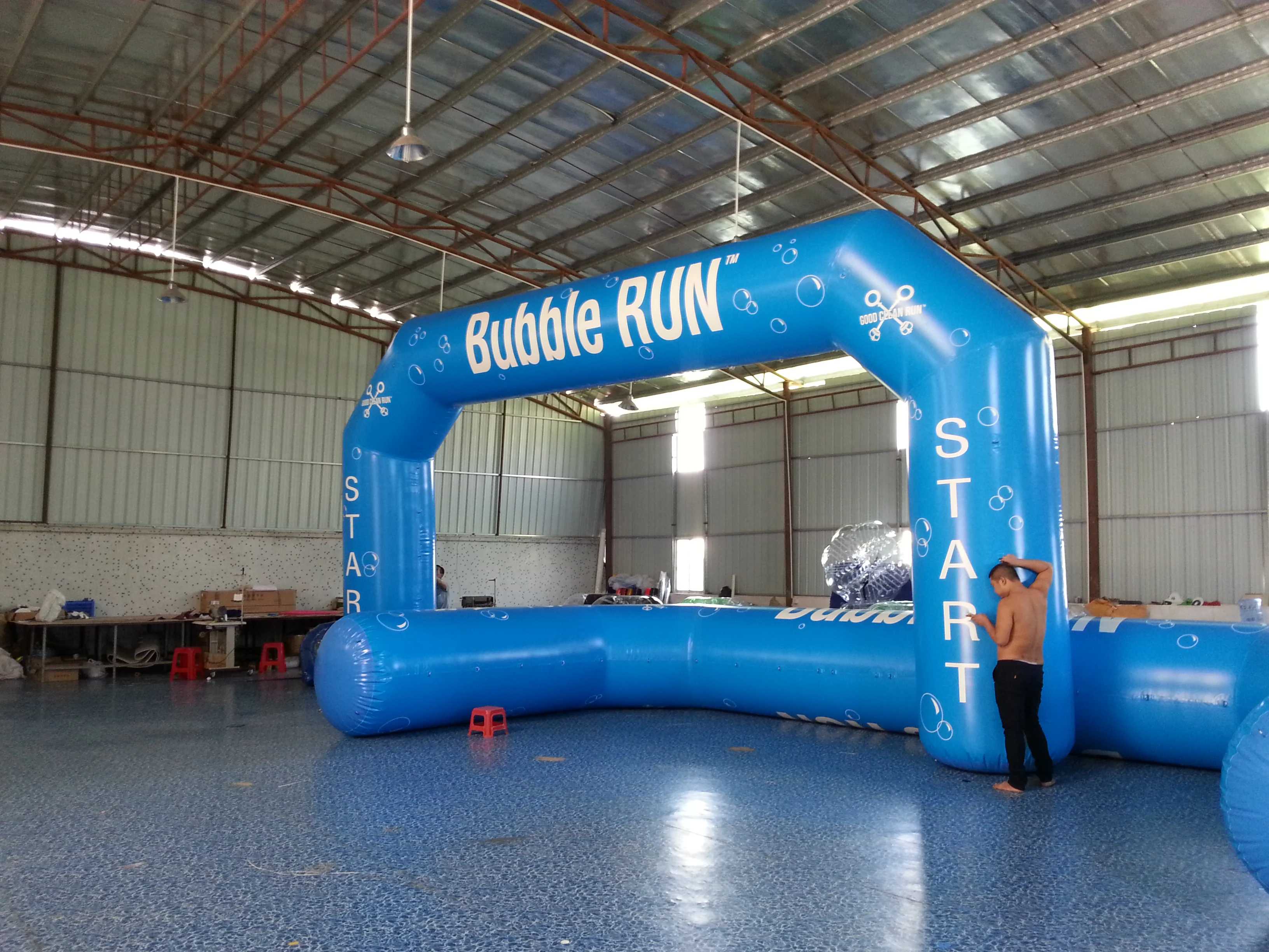 Inflatable blue arches with bubbles are suitable for outdoor commercial activities.