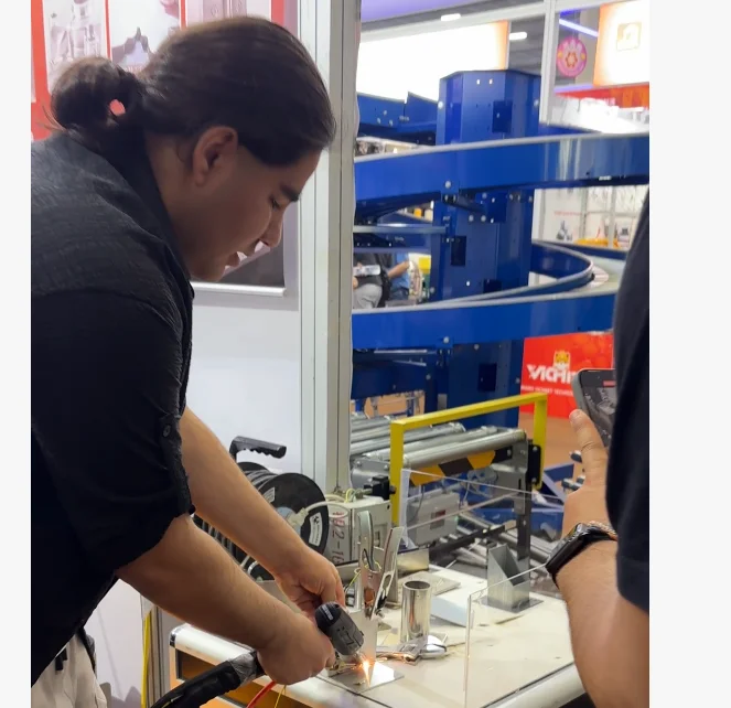 

Простой в использовании ручной лазерный сварочный аппарат с системой воздушного охлаждения «четыре в одном» для начинающих и профессионалов