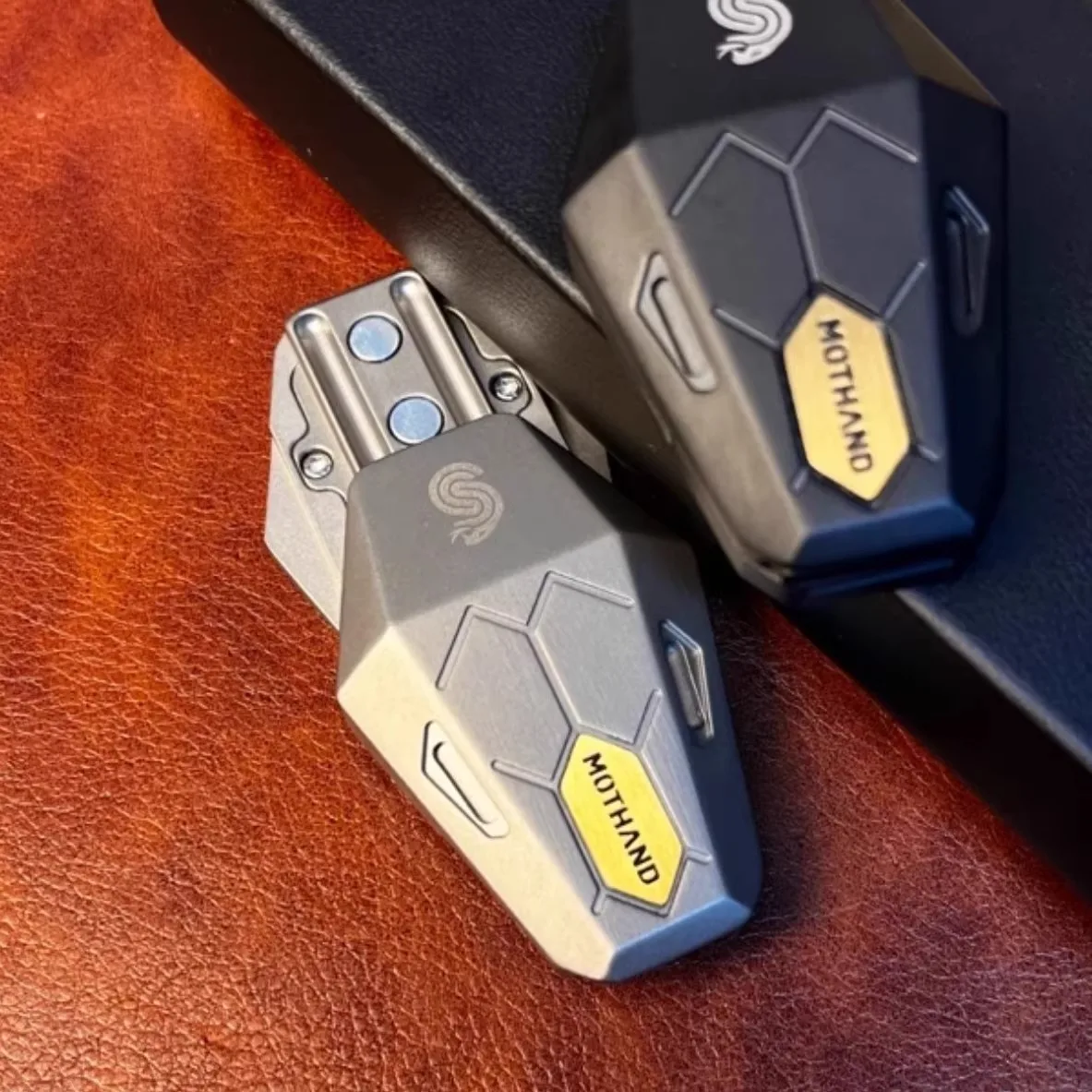 شوكة ضبط مزدوجة الطبقة قسم مغناطيسي بطاقة دفع edc سبائك الزركونيوم المدمج في لوحة متوسطة لعبة تخفيف التوتر عملة البوب