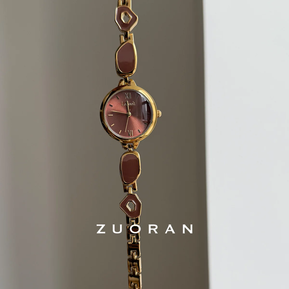 A sophisticated and stylish women's watch in a gold and brown color schemeperfect for autumn and winterA premium gift for women.