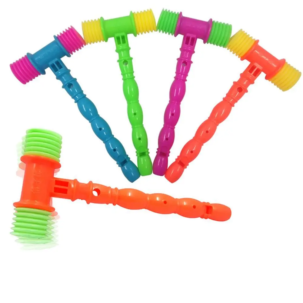 Agitatore giocattolo educativo per bambini, fischietti adorabili, a forma di martello, con sonaglio per bussare vocale