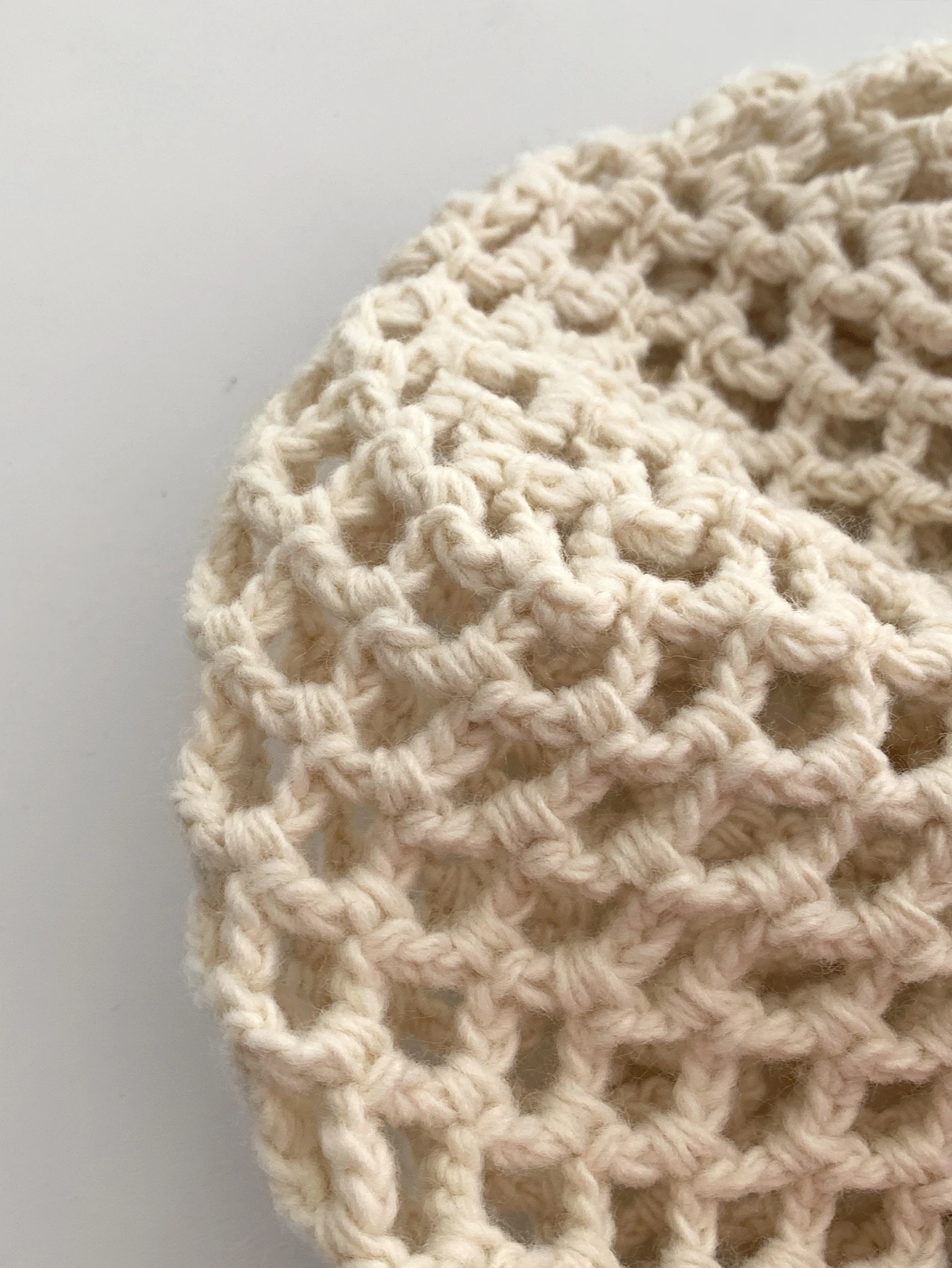 Cappello lavorato a maglia in pizzo fatto a mano in tinta unita per donna, cappello slouchy cavo sottile primaverile ed estivo, cappello turbante dolce letterario retrò