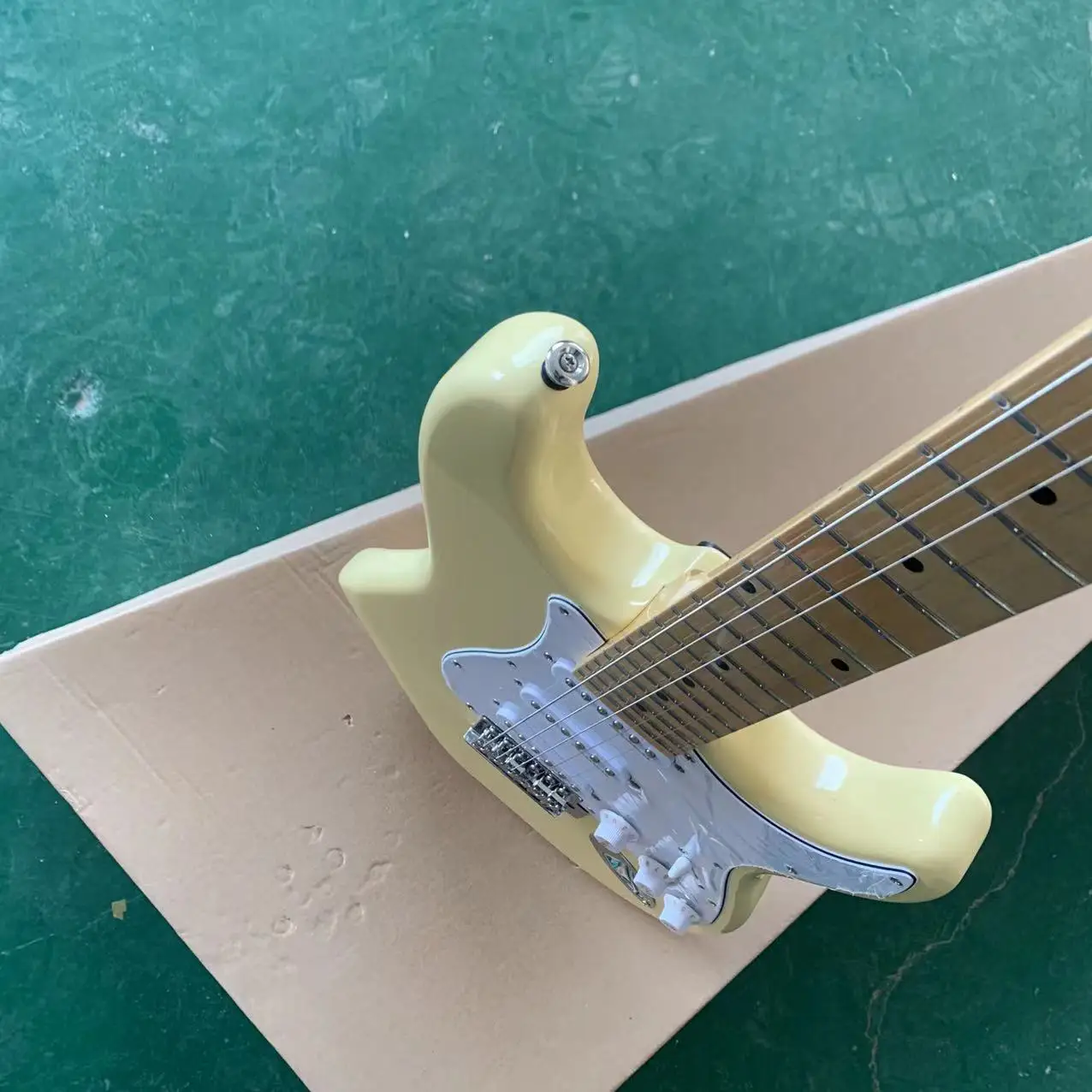 Vintage Yellow Cream Yngwie Malmsteen Scalloped Maple Fretboard ST, 6 Strings Electric Guitar, Factory  electric guitar guitarra