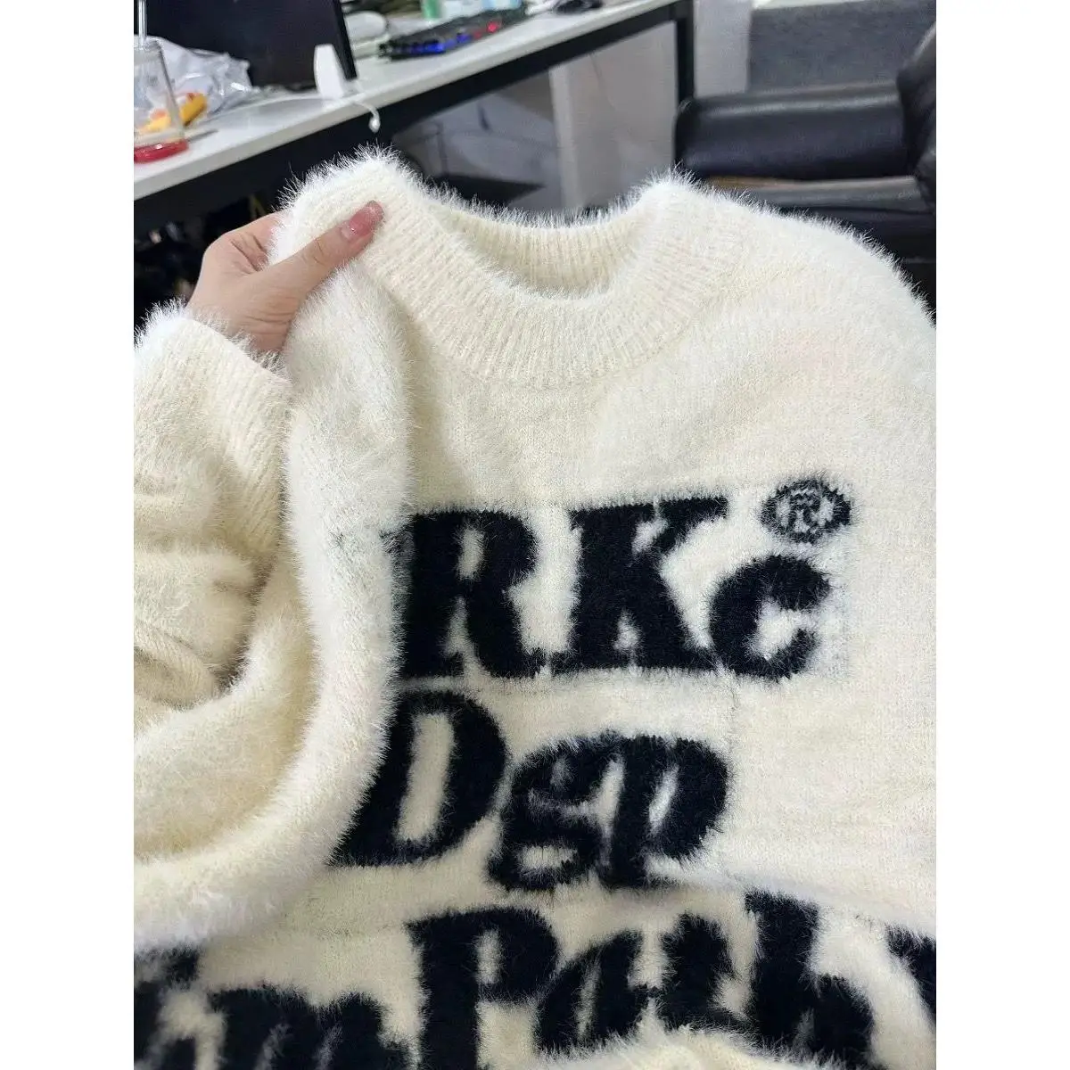 

American Retro Camere Letter round Ne Sweater Men's Lazy Sle High-End Feeling Trendy Couple Knitted Coat Casual Wear