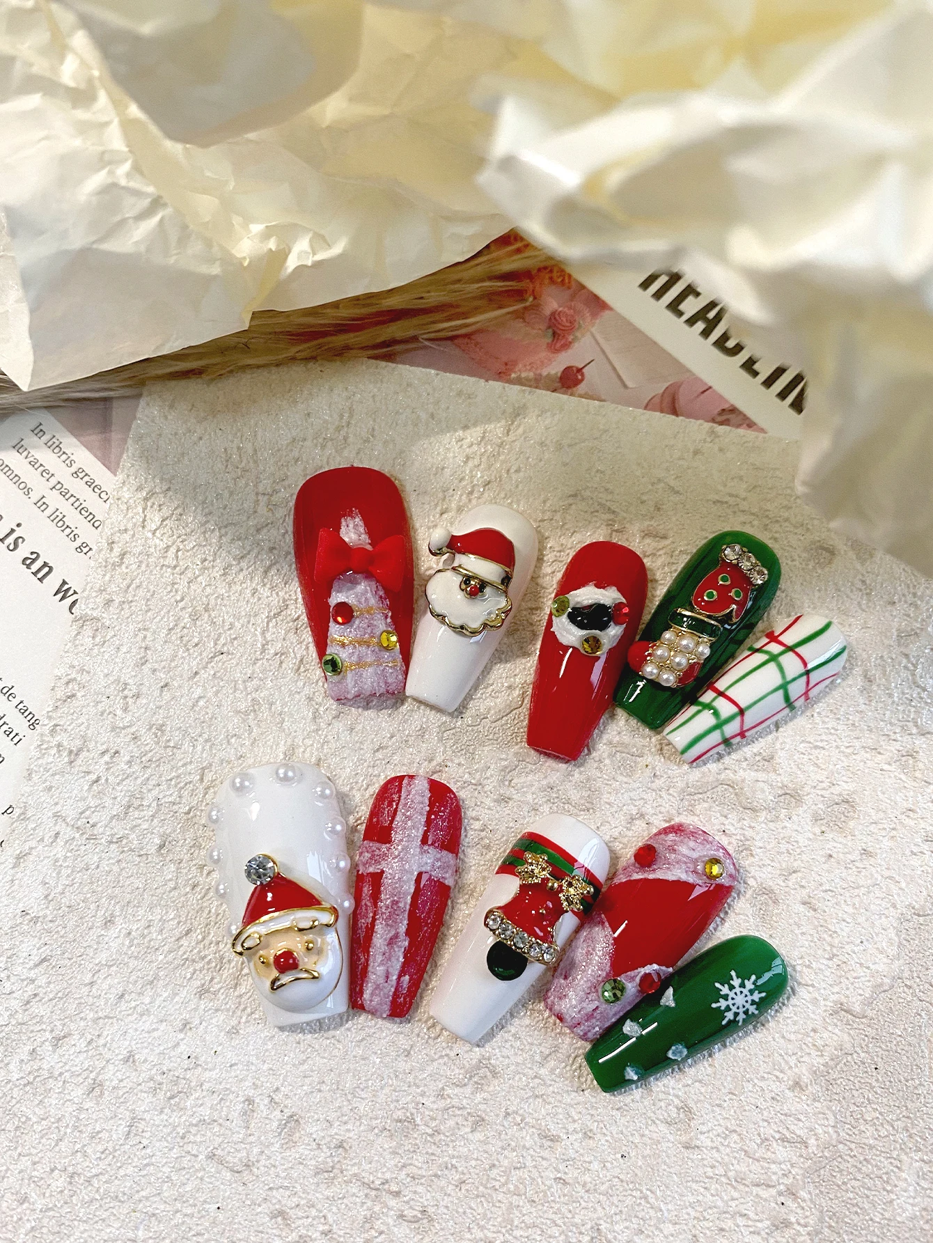 Christmas 10-Piece Set of Wearable Nails in Retro Red + Dark Green Christmas Colors, Red and White Contrasting Colors, Creating a Strong Festive Atmosphere, Directly Enhancing the Christmas Vibe