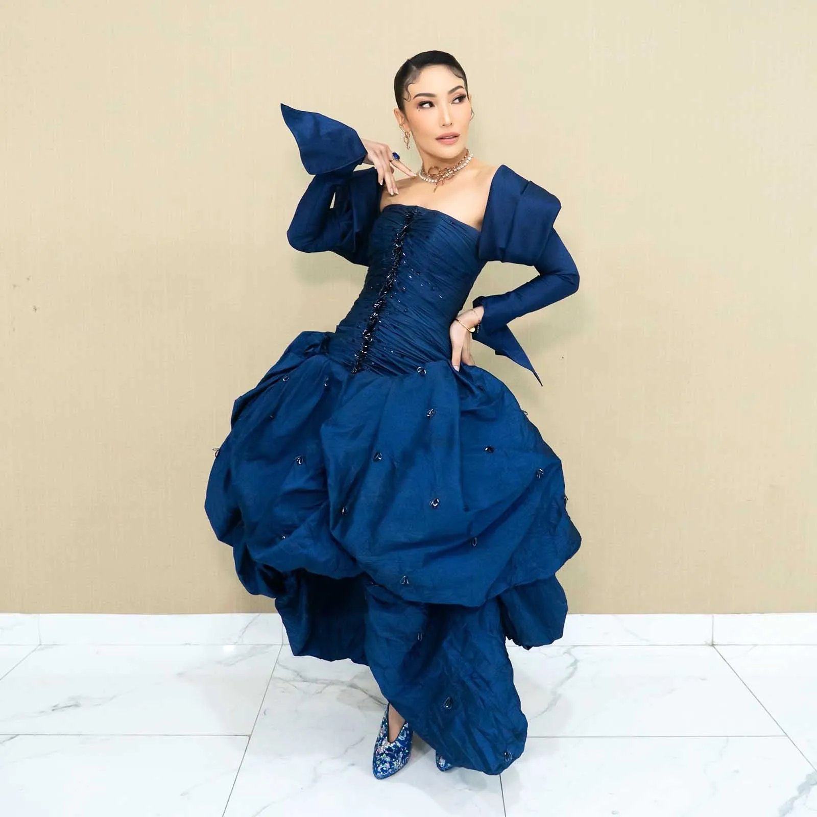 Design chique alta baixa vestidos de festa à noite azul marinho miçangas babados vestido de celebridade pageant vestido exclusivo feminino baile de formatura vestido formal