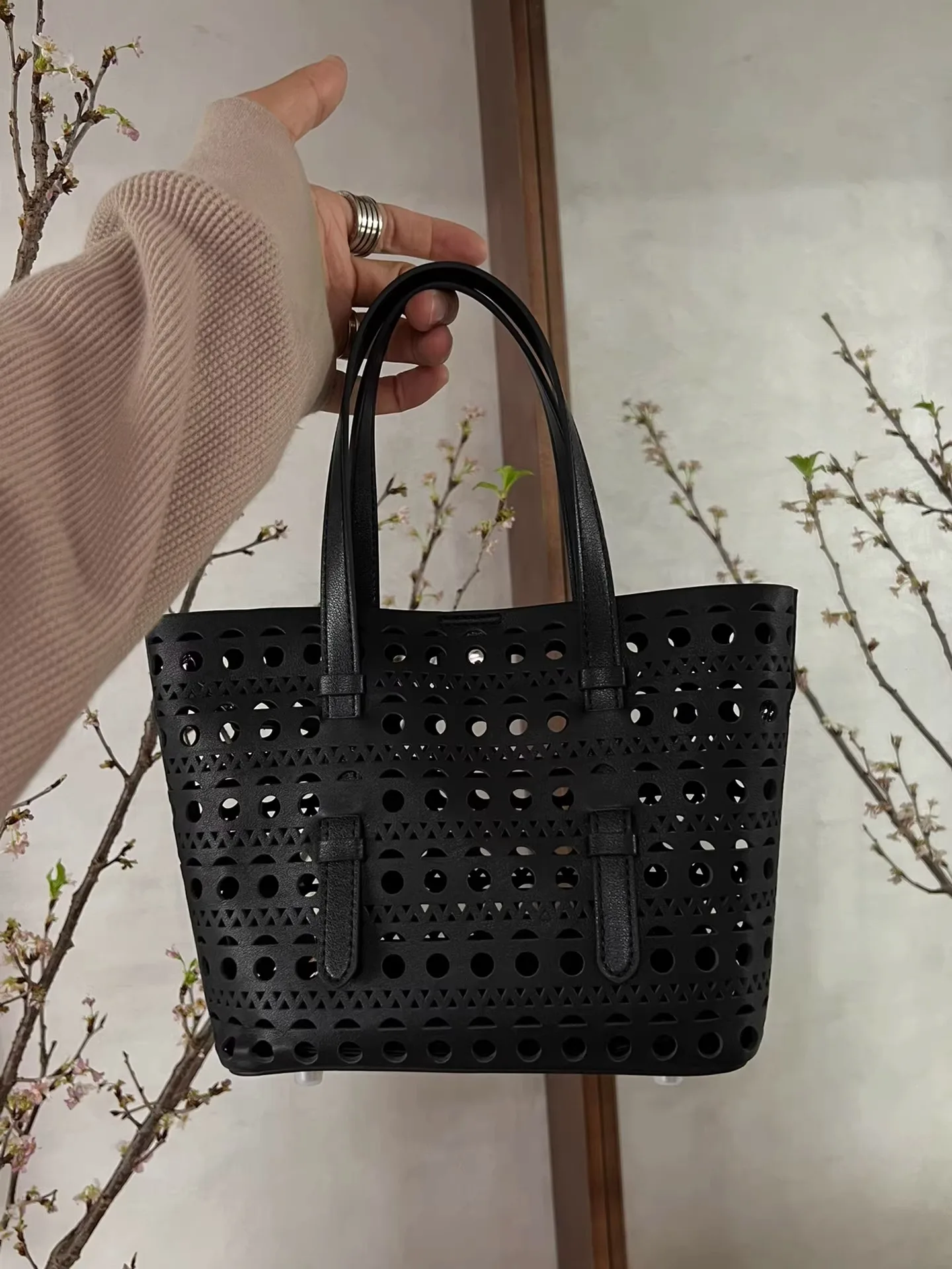 

Кожаная полая маленькая большая сумка с резьбой, женская сумка через плечо, ручная сумка на одно плечо, сумка с цветочным узором