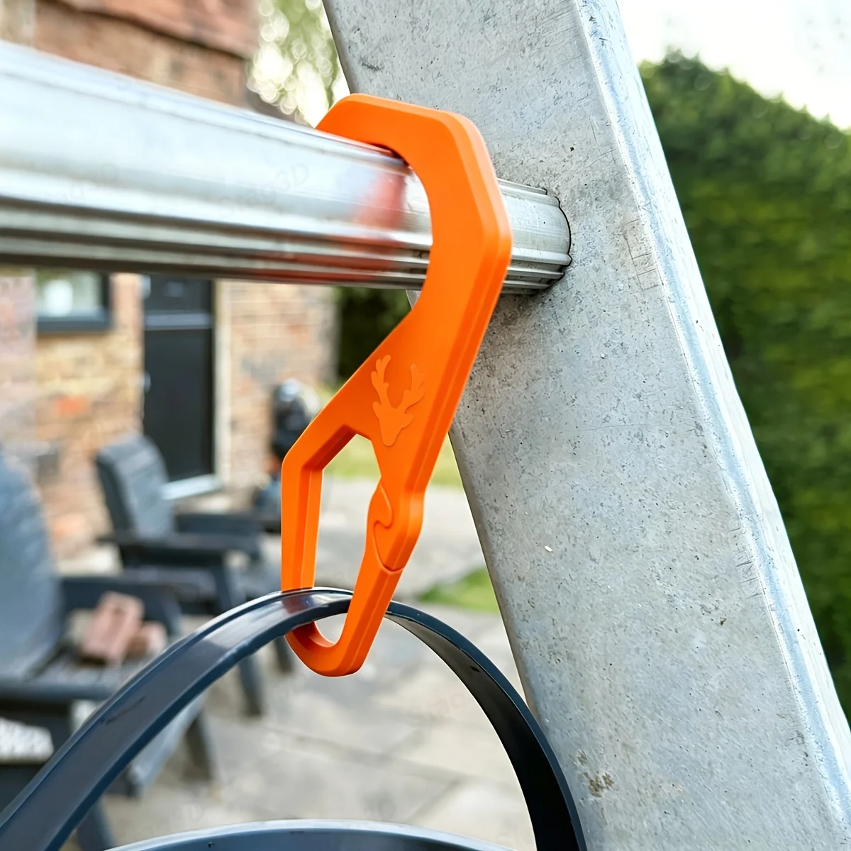 Household staircase hook, installed on the ladder, makes it convenient for you to repair the walls and roof of your house.