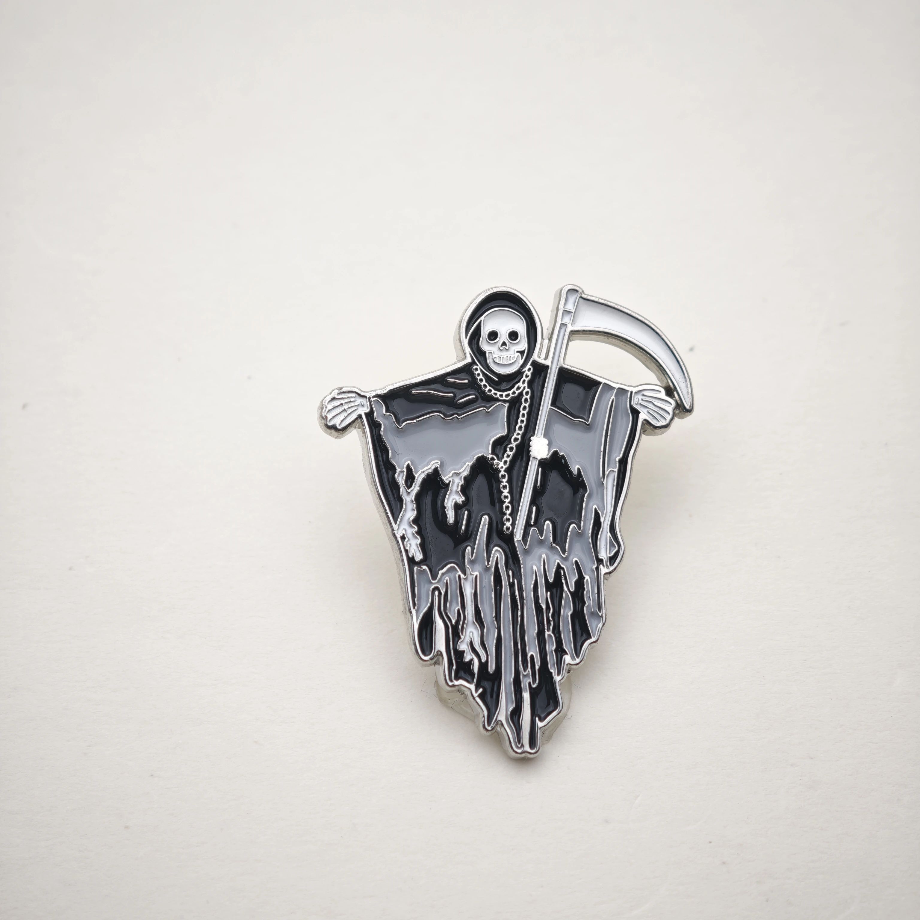 Halloween-Brosche mit Totenkopf-Motiv, Metall-Anstecknadel, schrecklicher Geist mit Sichel, gotischer Punk-Schmuck, Geschenk für Freunde. – Detail 10