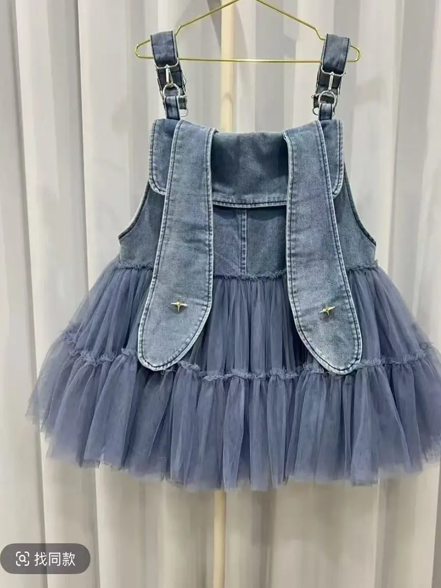 Letnia damska sukienka ogrodniczka z siateczkowymi wstawkami, falbankami, długimi króliczymi uszkami, kowbojskimi ramiączkami, bufiastą spódnicą w kształcie litery A z włóczki i patchworku.