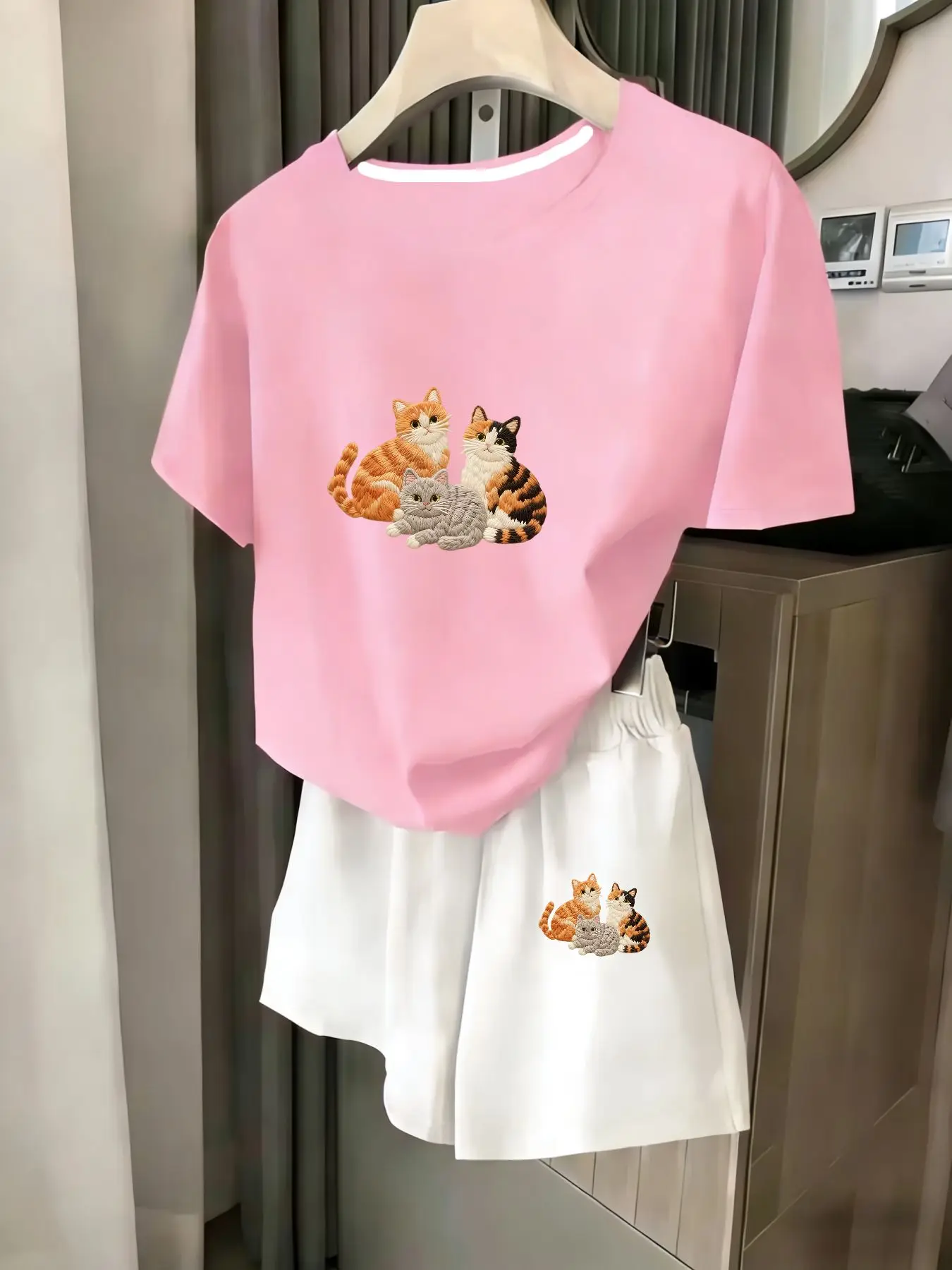 

Женский комплект из 2 предметов, летний комплект для пляжного отдыха, повседневная футболка с круглым вырезом и короткими рукавами, шорты с эластичной резинкой на талии, удобный костюм