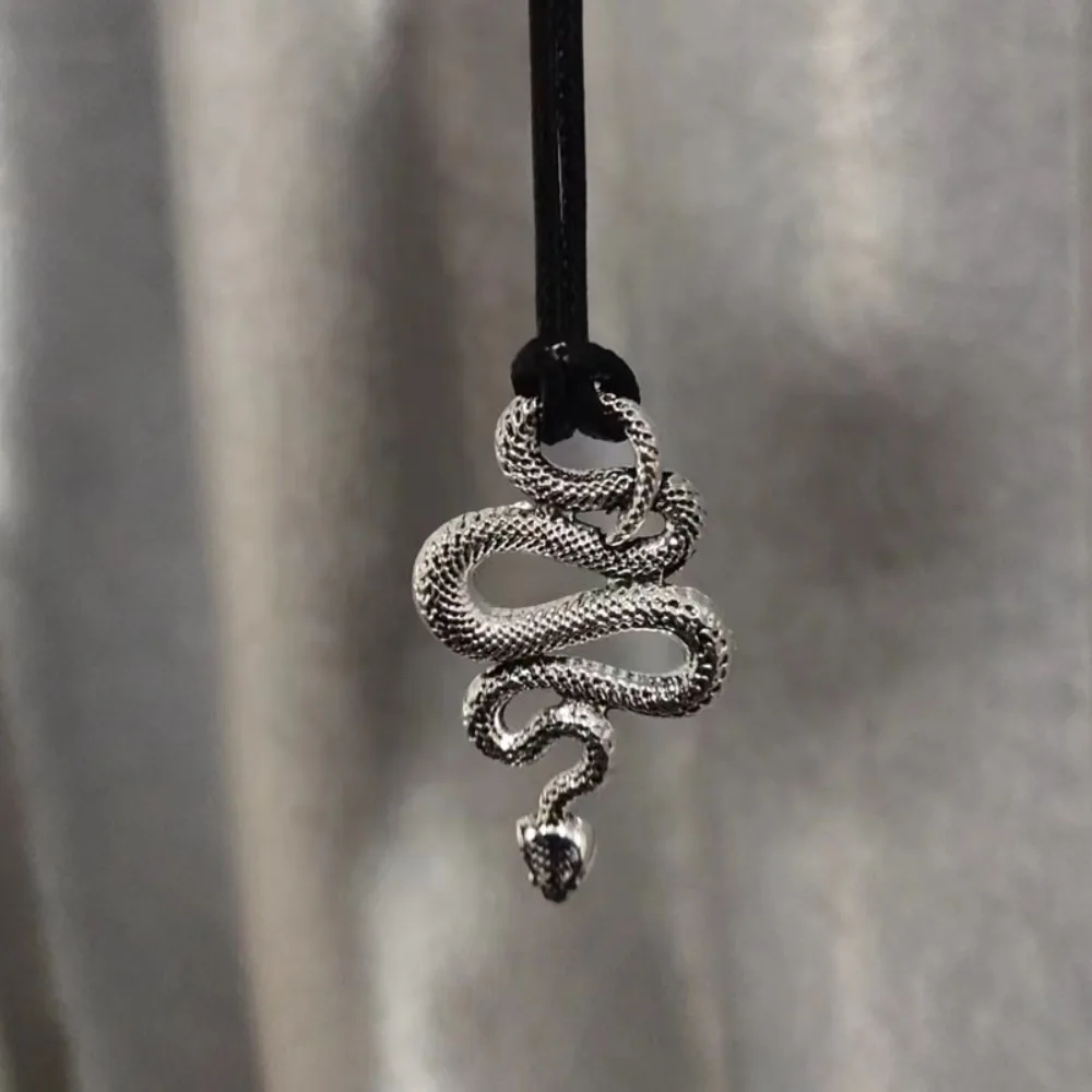 Hip-hop Punk Metal Stereo Simulation Winding Snake Pendant Leather Rope Necklace for Men Women Zodiac Hallowmas Jewelry Gifts