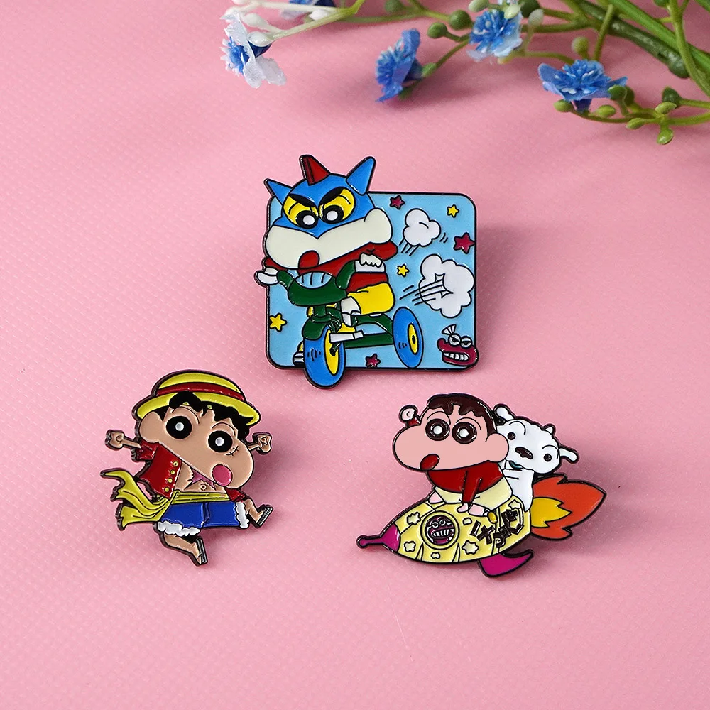 Neue Kreative Crayon Shin-chan Luffy Brosche Niedliche Cartoon One Piece Charakter Emaille-Anstecknadeln Anime Kamen Knight Revers-Pins Geschenk