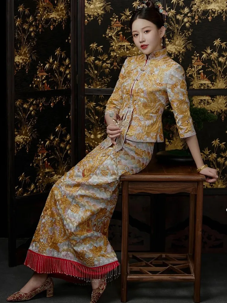 Luxurious dragon and phoenix wedding gowns Chinese toasting