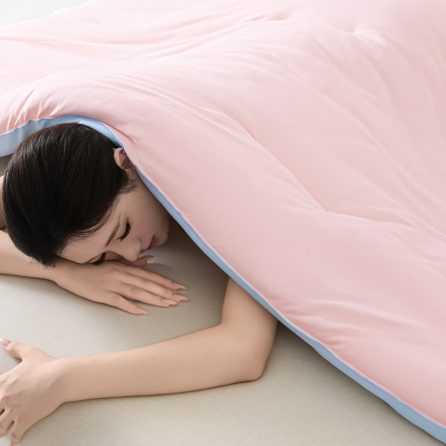 Natural Silk Feeling Quilts Luxury Soft Quilts for All Seasons Temperature Control Comforter Reversible Bed Blanket Keep Warm