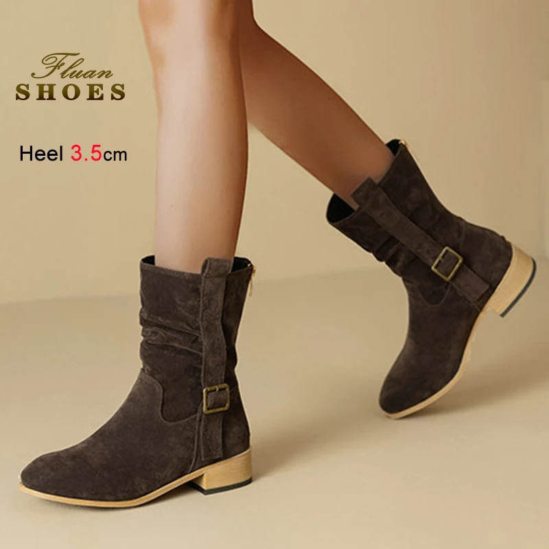 

2025 Новые черные зимние женские ботинки до середины икры, замшевые женские ботинки с острым носком, повседневная обувь на низком каблуке 3,5 см с молнией сзади и пряжкой ремня