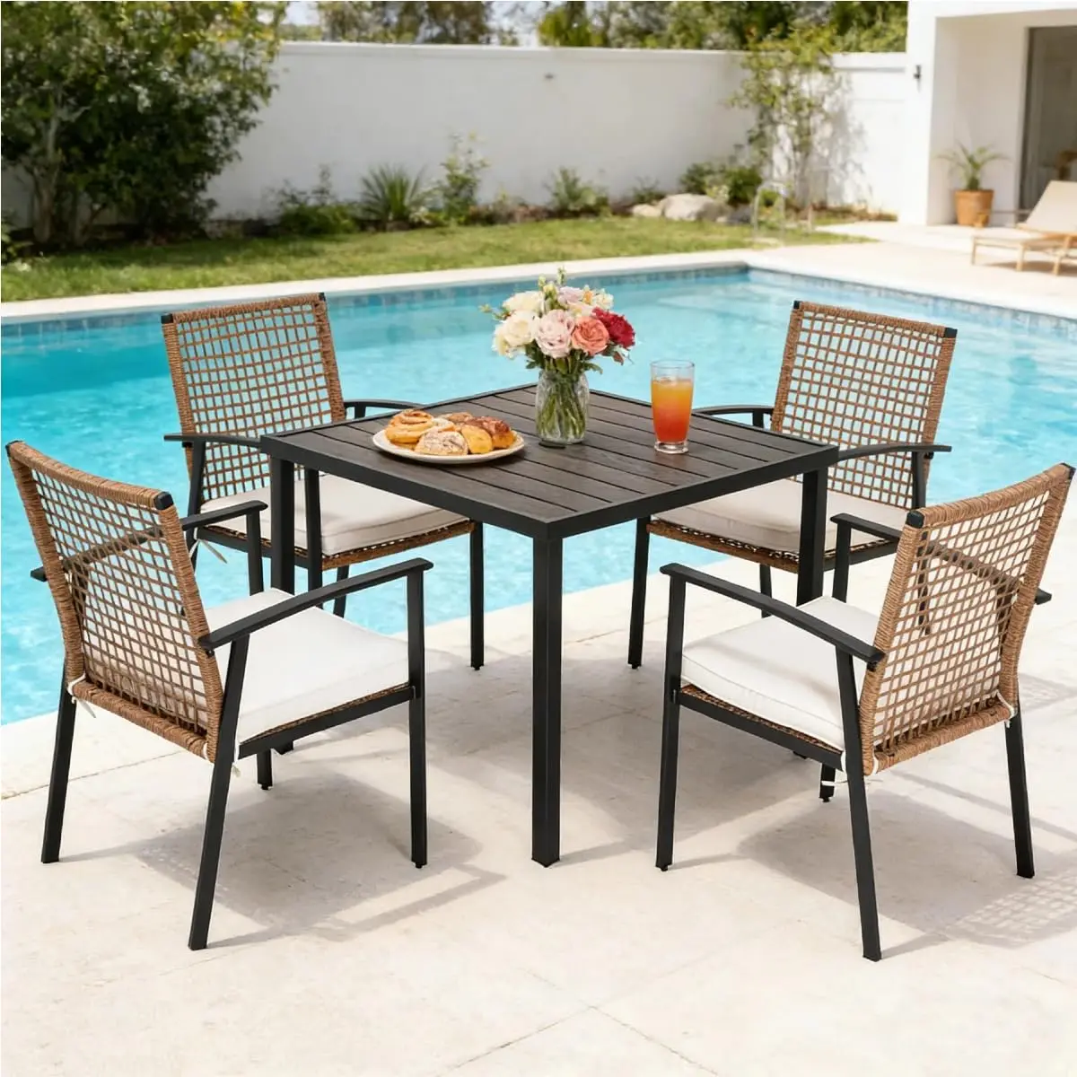 

Комплект для улицы из 5 предметов: обеденный стол из ротанга (ПЭ) с 4 стульями, мягкими подушками, квадратным столом и отверстием для зонта. Идеально для двора, сада, зоны у бассейна. Индивидуальный заказ.