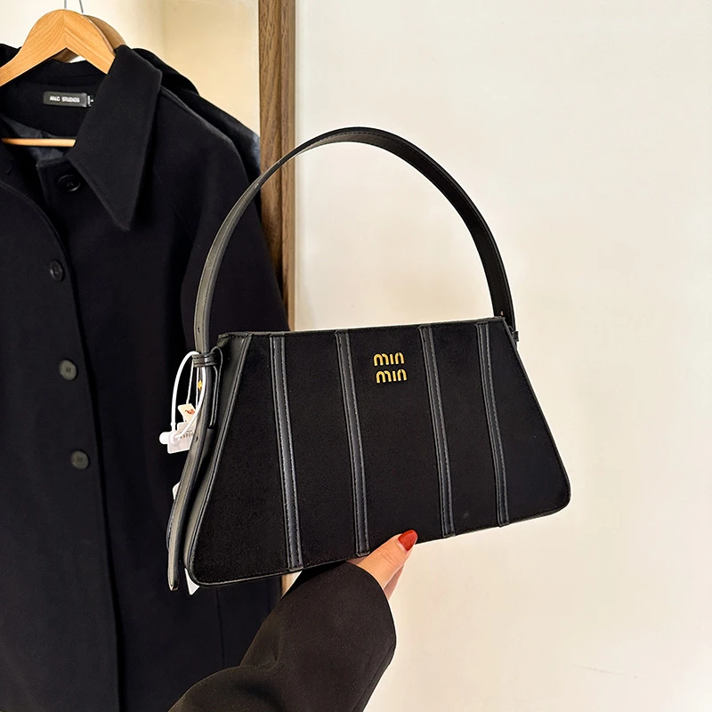 

​​Balanced Capacity Female Bag Handbag Medium Tote Roomy Yet Refined Proportion For Practical Elegance​​
