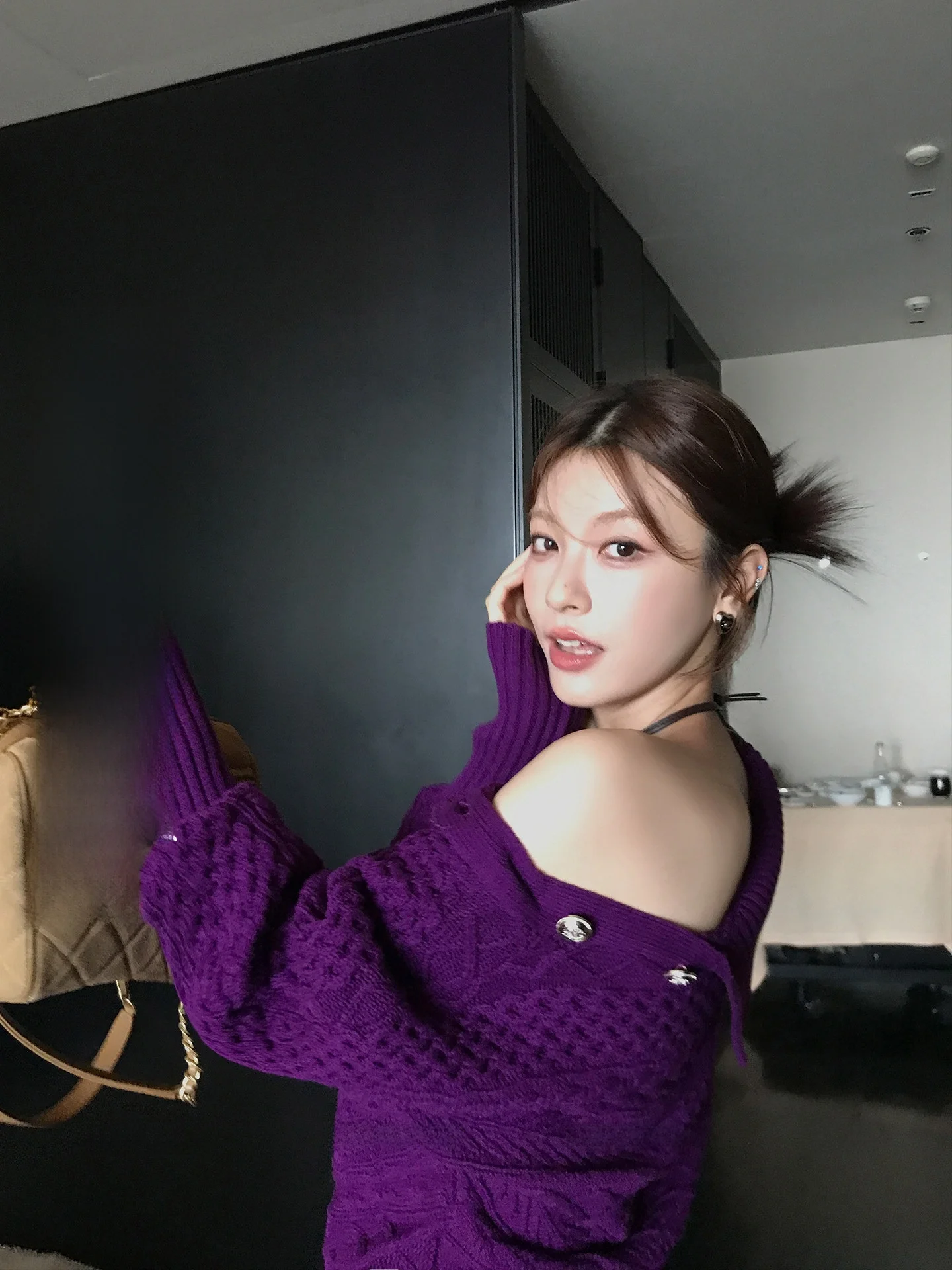 

Romantic Lione Knitted Sweater oulder Bared Waist Cinched Twist Design Long Sve Women's Premium Faion Winter Wear