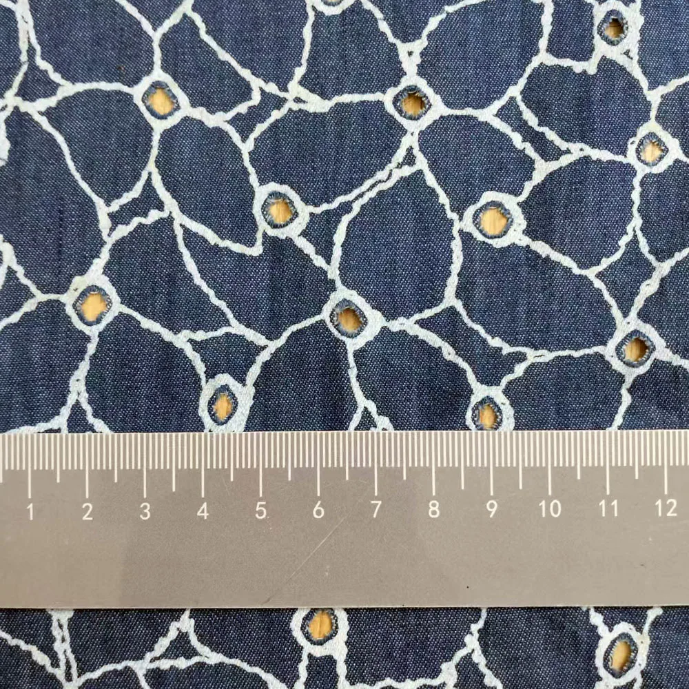 Bedruckter gewaschener Denim-Stoff, leicht, dünn, mit kleinen Löchern, blauer Baumwollstoff für DIY-Puppenkleidung, Jeans, Taschen, Schürzen, Bastelarbeiten, Handarbeitsmaterial. – Detail 4