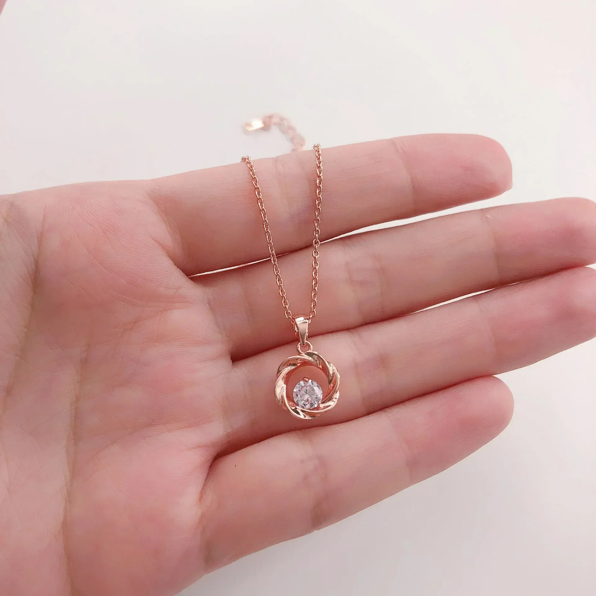 Ins Style Simple Fashion Rose Gold Color Choker for Women Zircon Spiral Collarbone Chain Necklace Pendant Accessories Jewelry