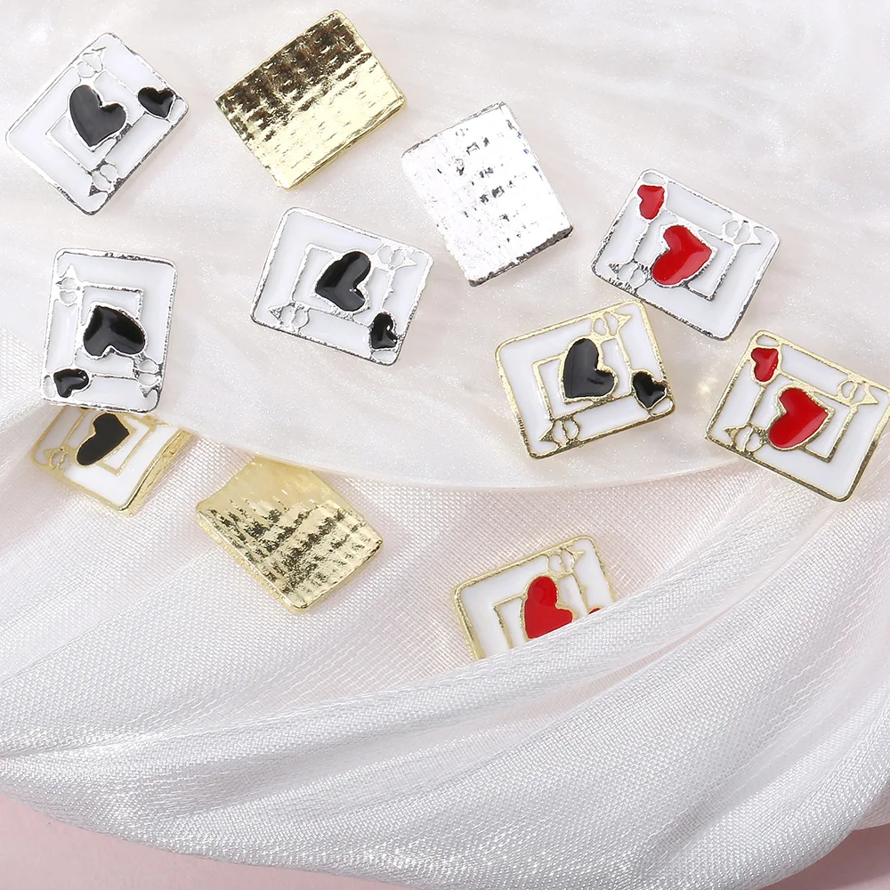 10 peças amuletos de unhas modernos com tema de pôquer-coração de liga de coração vermelho/pá com bordas douradas/prateadas acabamento esmaltado designs exclusivos de manicure