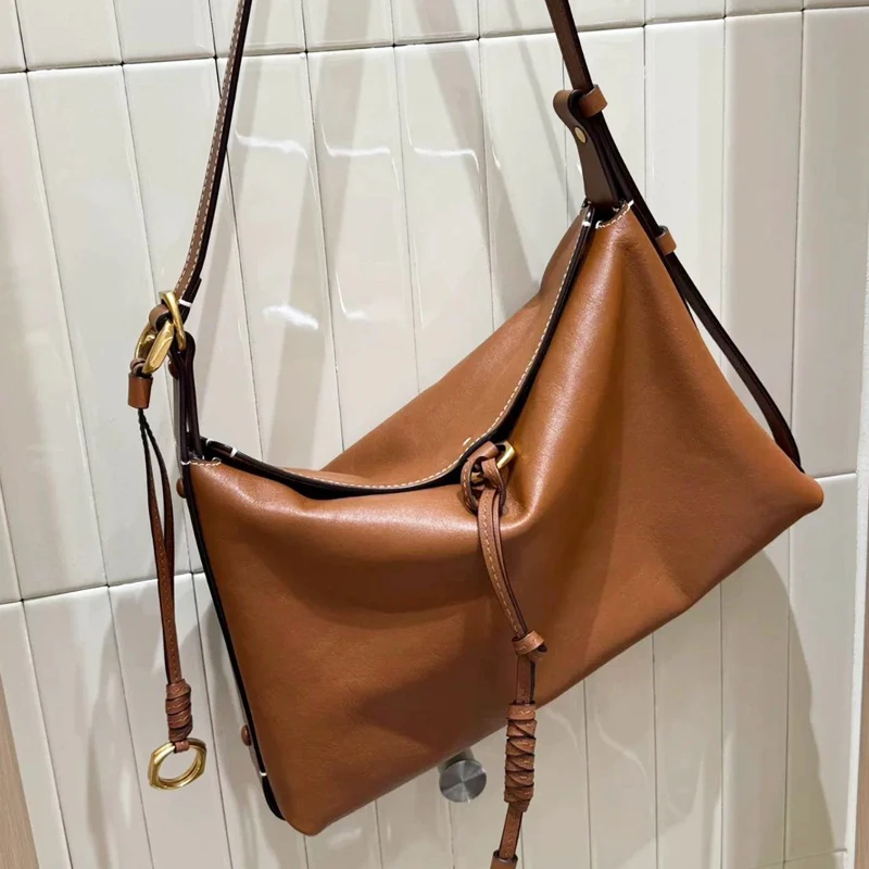 

Маленькие сумки в английском стиле для женщин, роскошные дизайнерские сумки и кошельки, новинка 2025 года, тканые украшения на пуговицах из искусственной кожи, подмышки на плечо