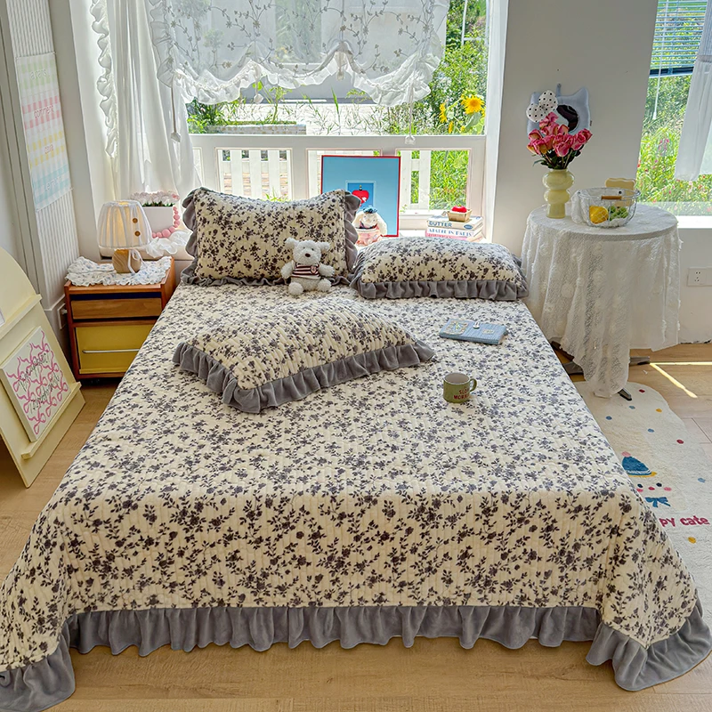 Flower Print Thickened Milk Velvet Bedspread Autumn Winter Warm Quilted Bed Cover Queen King Size Ruffled Bedspread Pillowcases