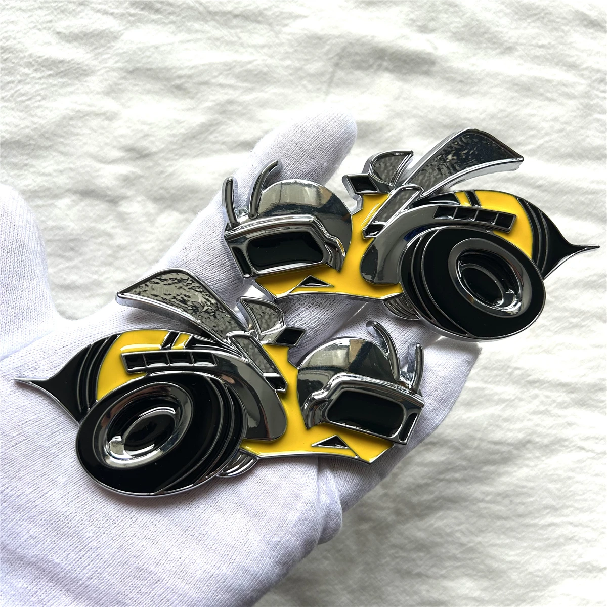 

Metal yellow honey bee car logo is suitable for car sticker decal decorative accessories at the rear of the trunk of the car