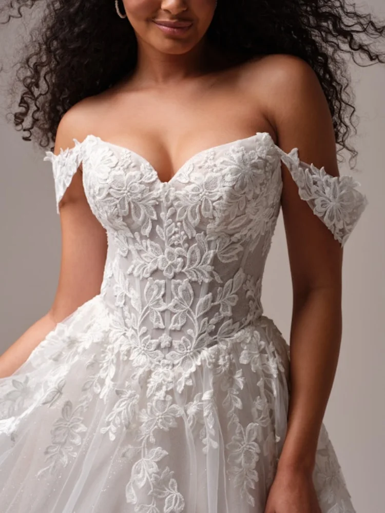 فستان زفاف مخصص 2025 بدون حمالات مع أنماط دانتيل رائعة تنورة أنيقة ورومانسية مصنوعة من مادة شاش رقيق