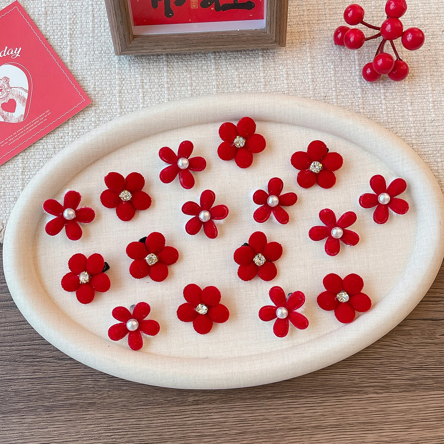 2026 Neu 8-teiliges Set Niedliche Rote Samt-Blumen Haarspangen Mini Kristall-Perlen Schonende Haarklammern für Babymädchen Neujahrs-Party-Geschenk – Detail 7