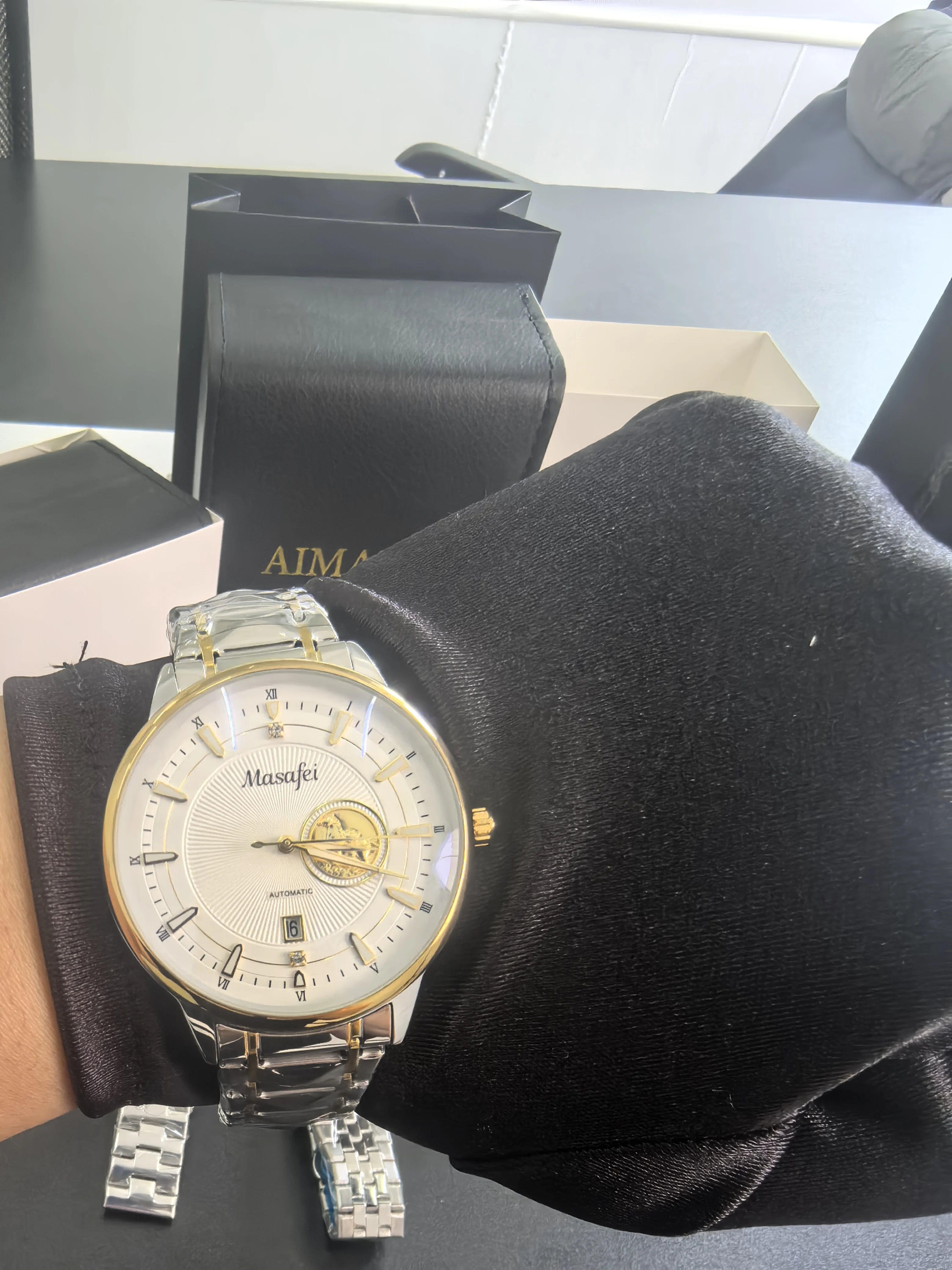 جانب خلفي ميكانيكي، ساعة جميلة مع حصان ذهبي، لبلدان الشرق الأوسط وساعة كوارتز للجنسين