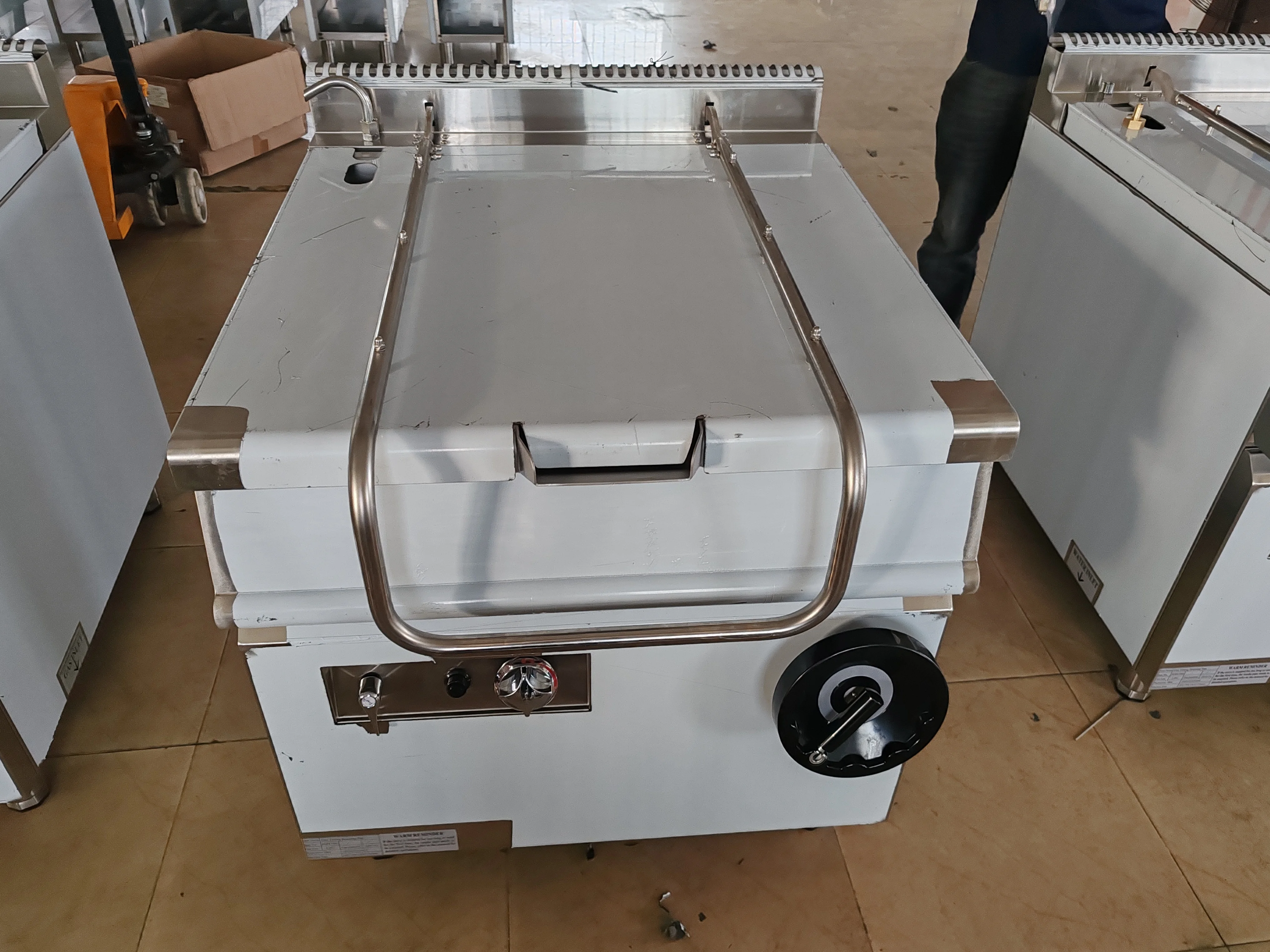 80L Commercial Gas Freestanding Tilting Braising Pan New Food Processing Machinery