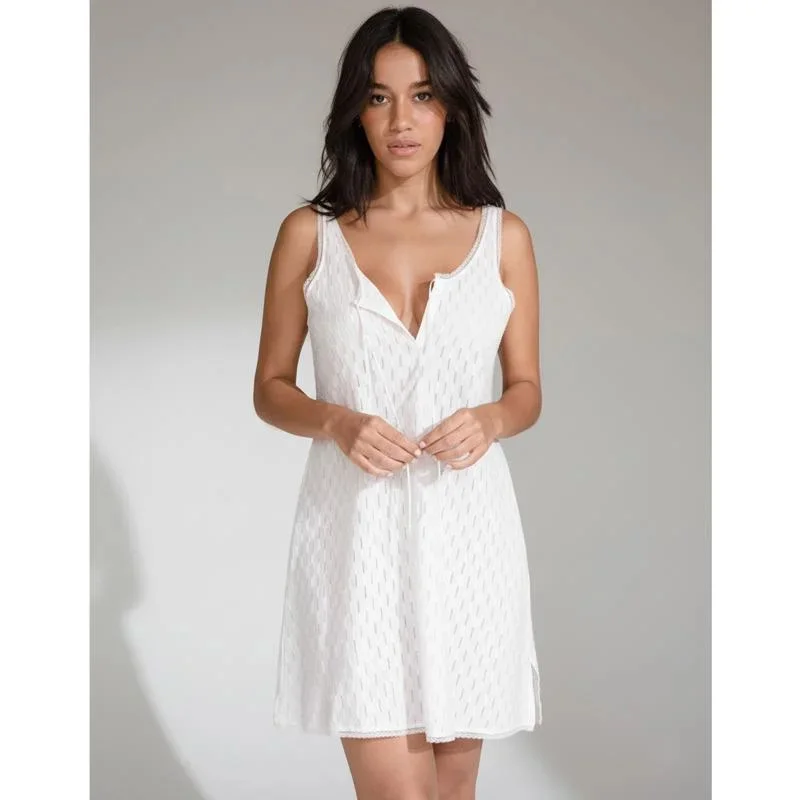 

Женская летняя дышащая мягкая ночная сорочка свободного кроя на тонких бретелях с белой кружевной отделкой для дома и отдыха