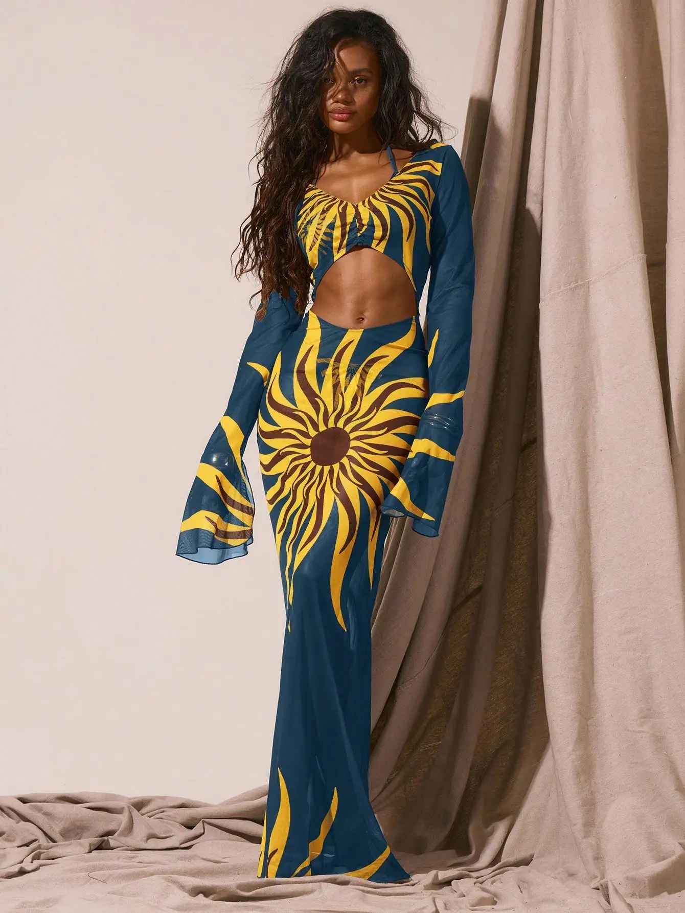 

Элегантное макси-платье с принтом подсолнухов, вырезами и расклешенными рукавами для летнего пляжного отдыха или праздничной вечеринки